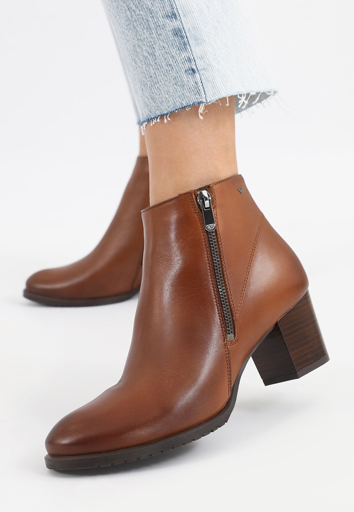 Czarne botki damskie na niskim obcasie