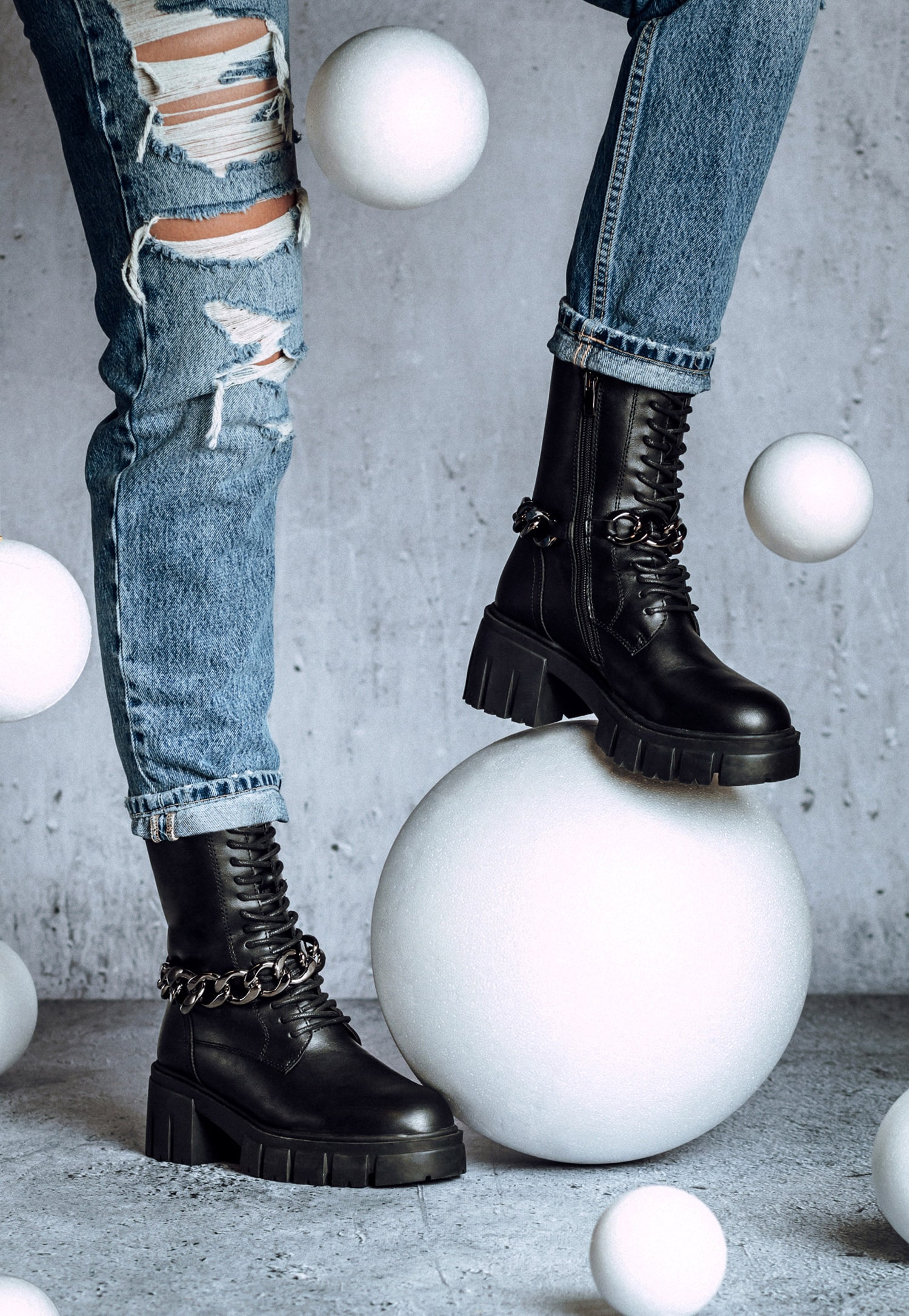 WJS czarne trzewiki damskie z ekoskóry z łańcuchem