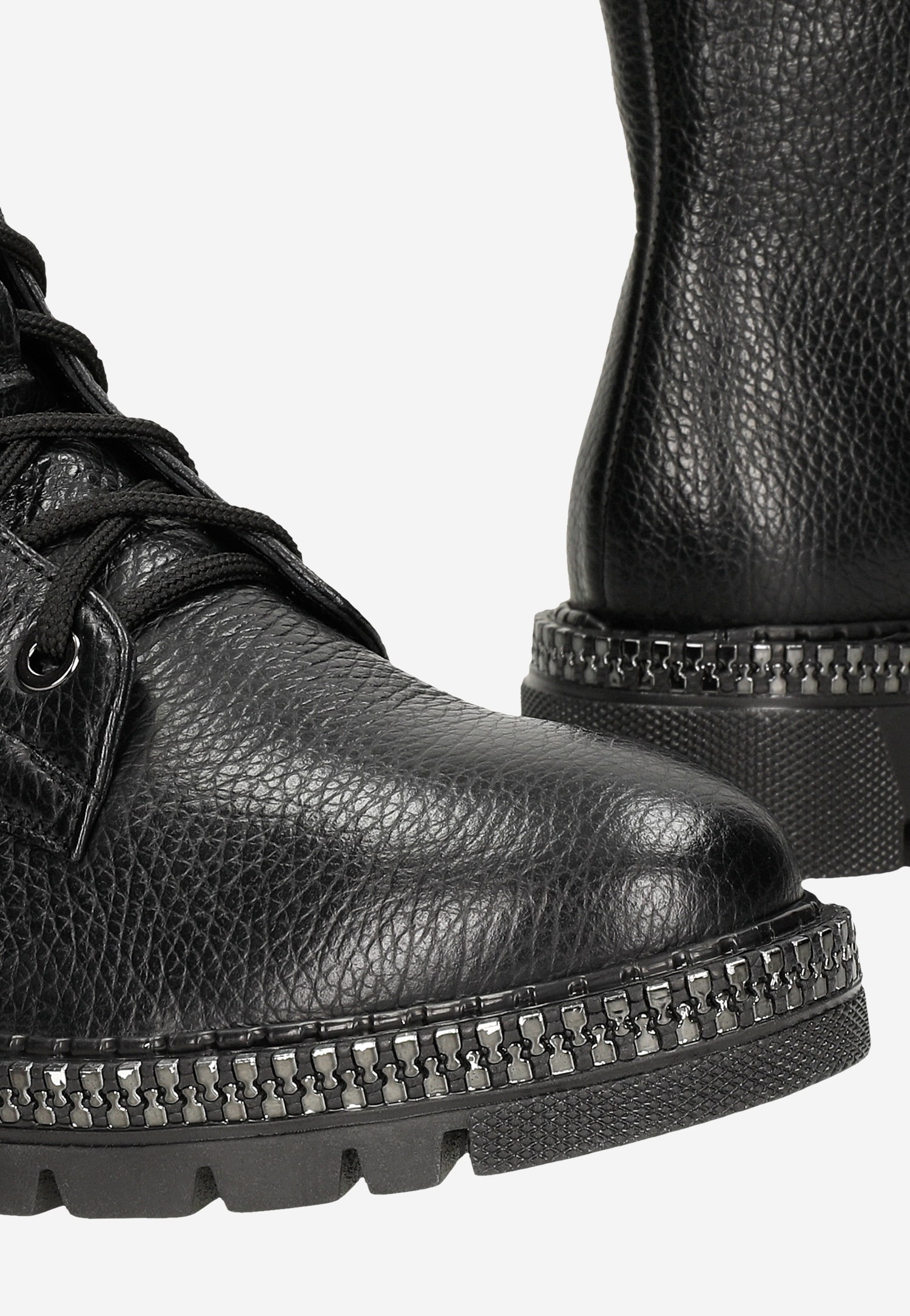 Czarne trzewiki damskie z ozdobnym złotym zamkiem na podeszwie