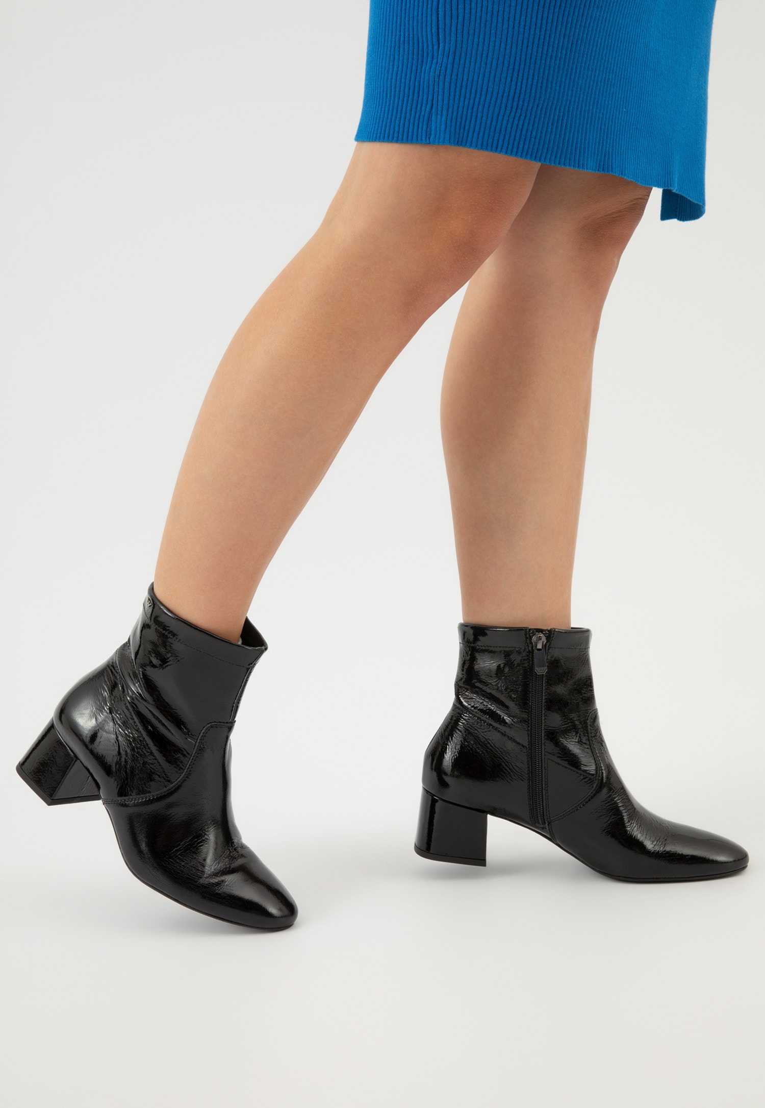 Czarne lakierowane botki damskie na obcasie