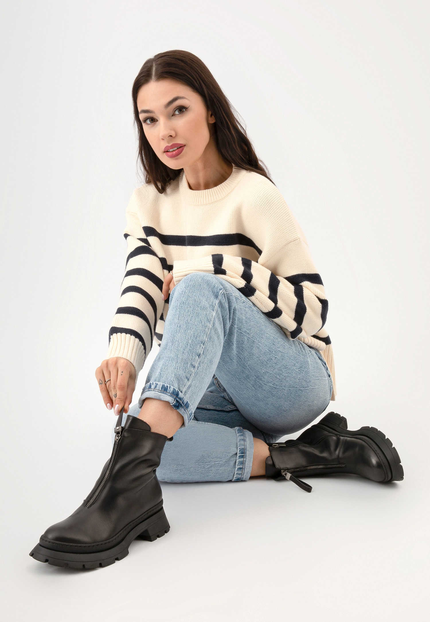 Czarne skórzane botki damskie z zamkiem z przodu