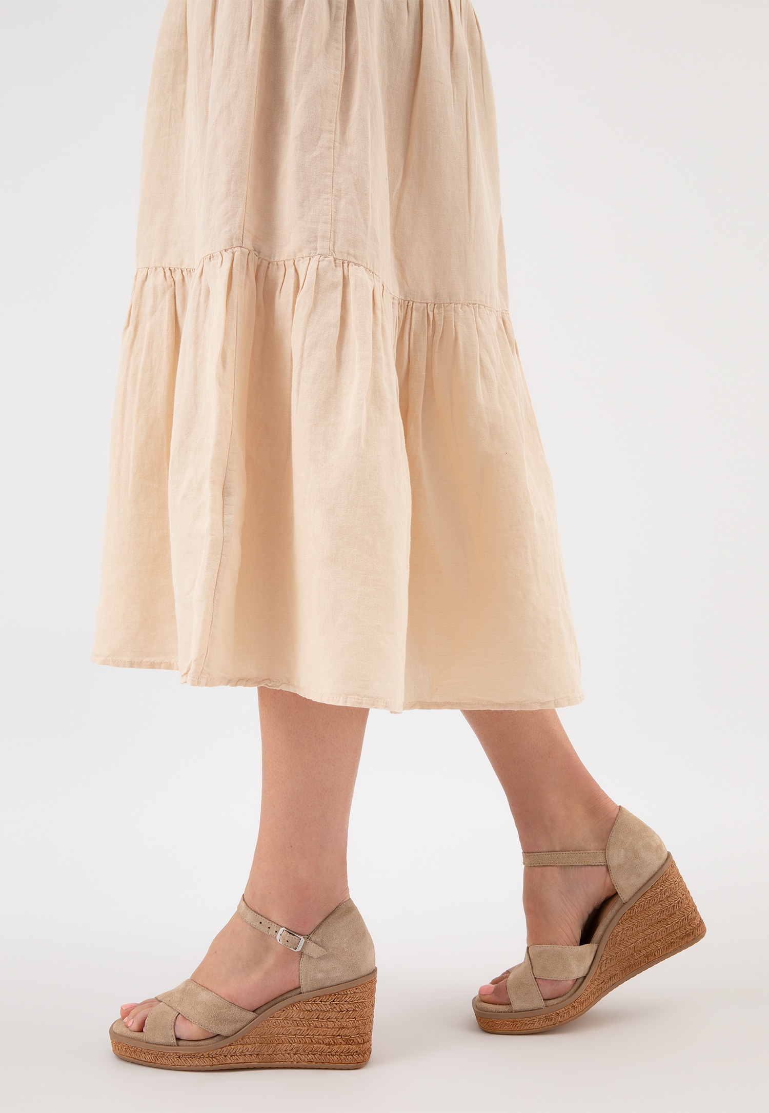 Beżowe sandały z dwoiny welurowej na koturnie