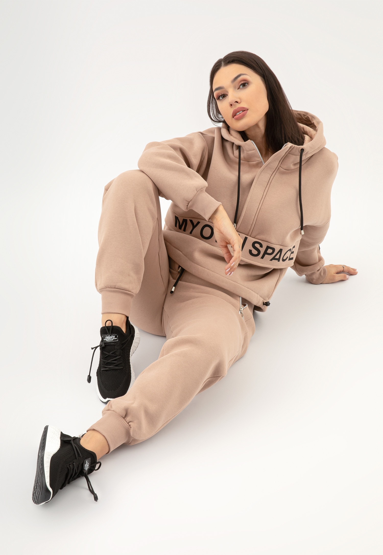 RELAKS białe spodnie damskie dresowe z zapięciem na zamek