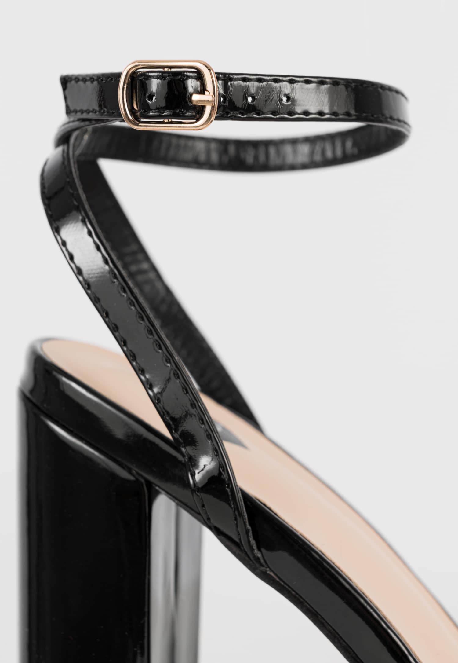 WJS sandały damskie na platformie w kolorze czarnym