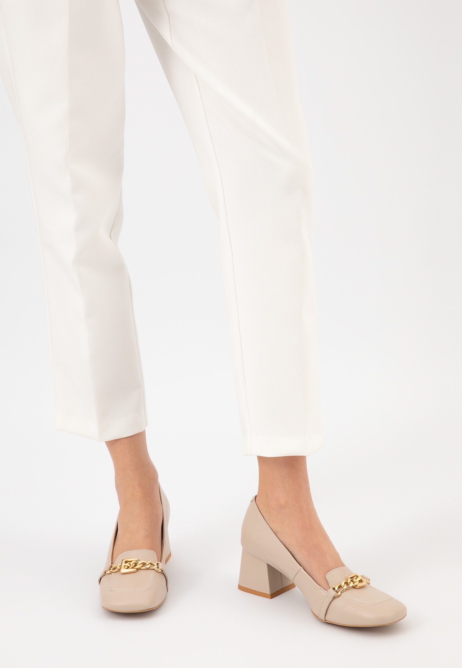 Eleganckie beżowe mokasyny damskie na obcasie