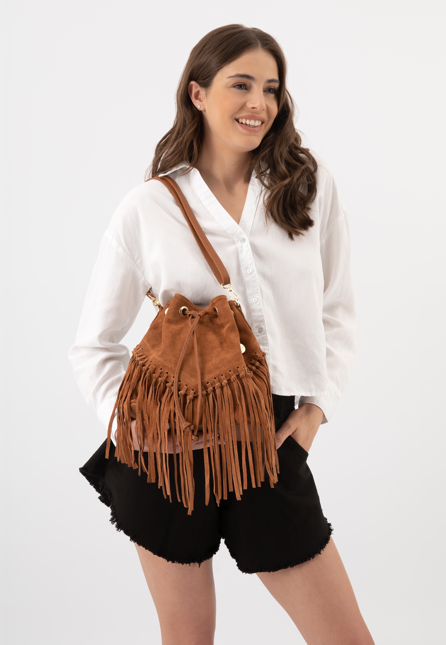 Czarna torebka z frędzlami w stylu boho