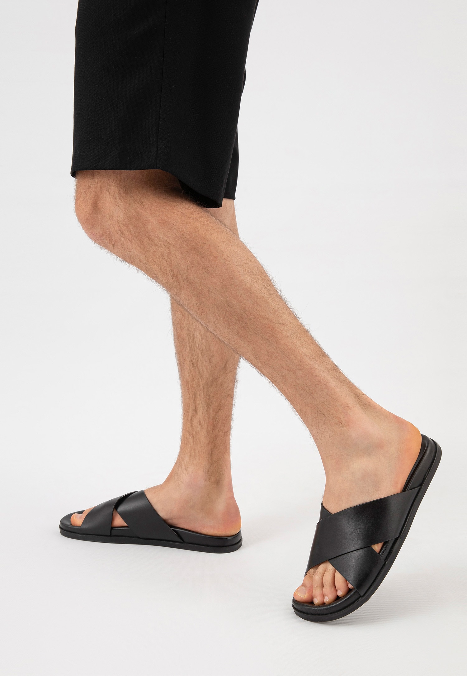 Czarne klapki męskie z gładkiej skóry licowej