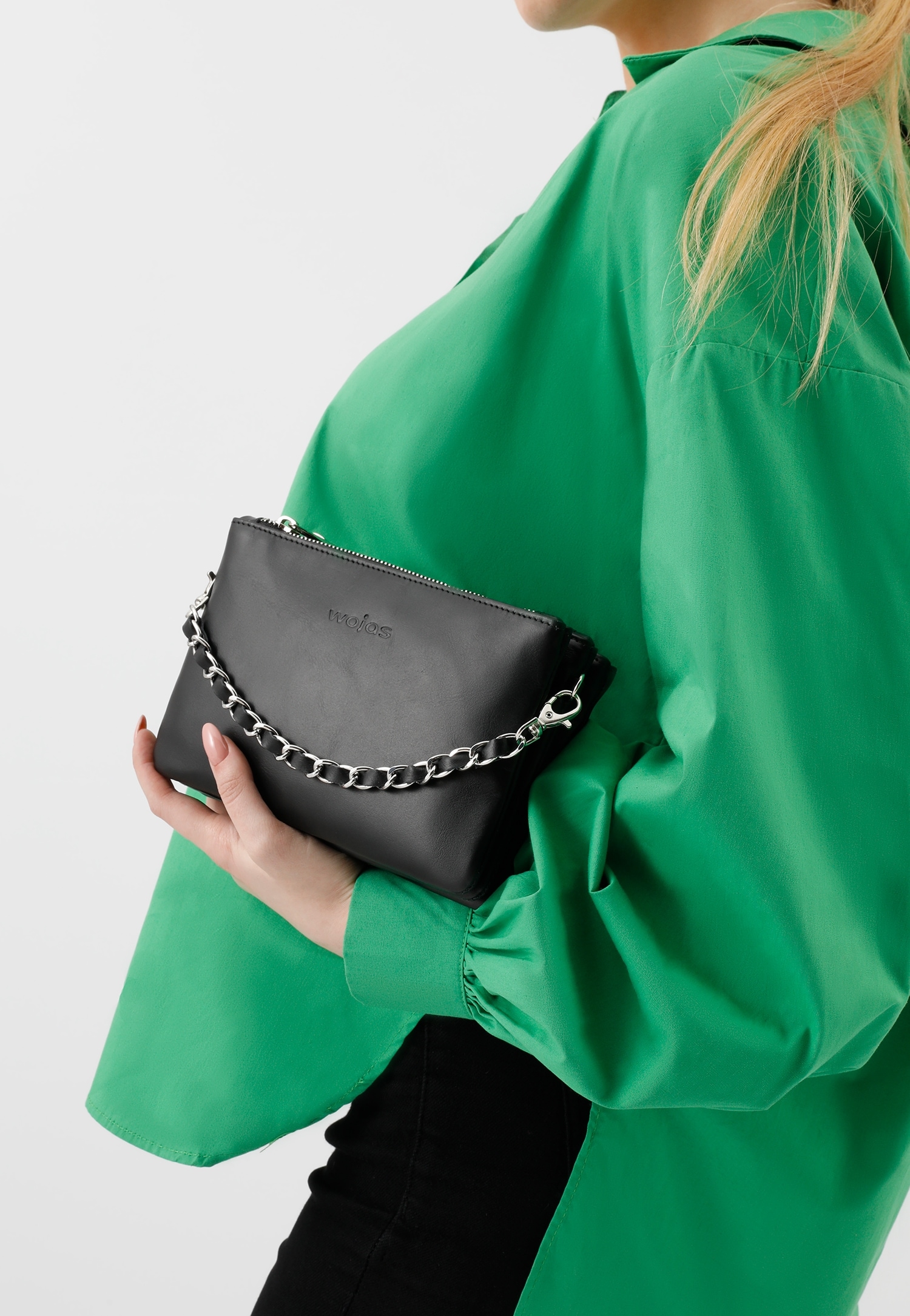 Mała złota torebka damska z ozdobnym łańcuszkiem