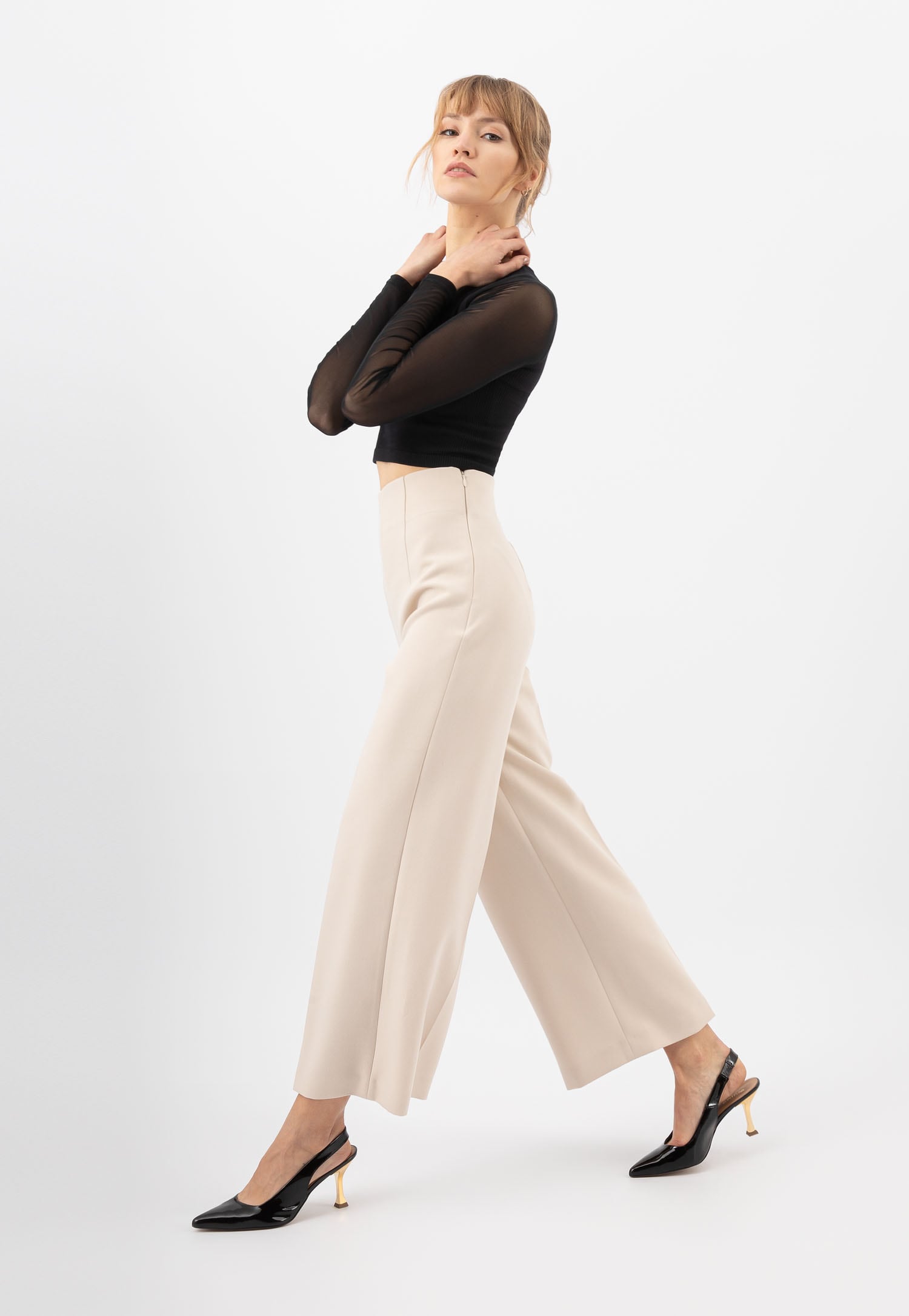 Czarne lakierowane czółenka damskie ze złotym fantazyjnym obcasem