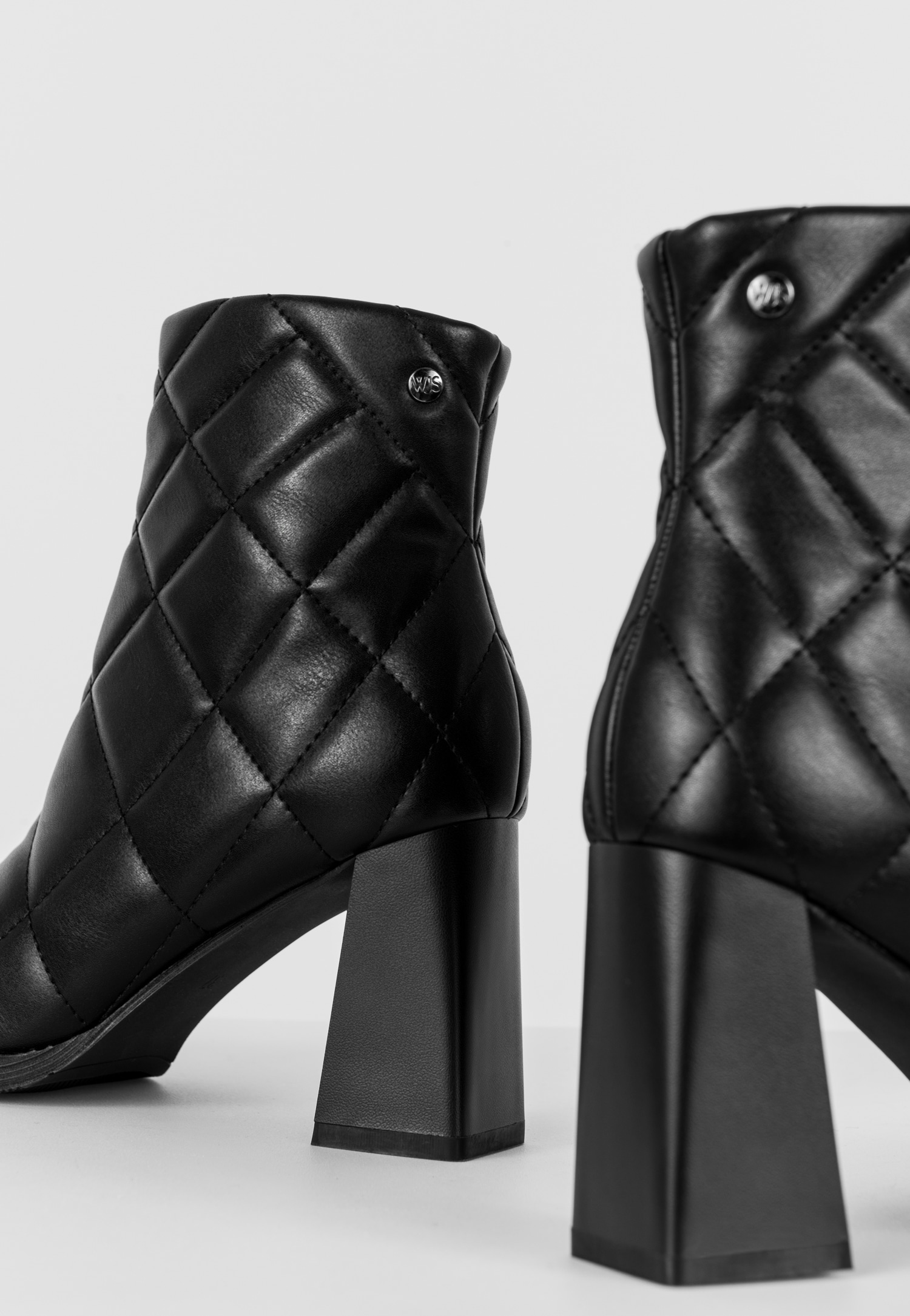 WJS czarne pikowane botki na obcasie