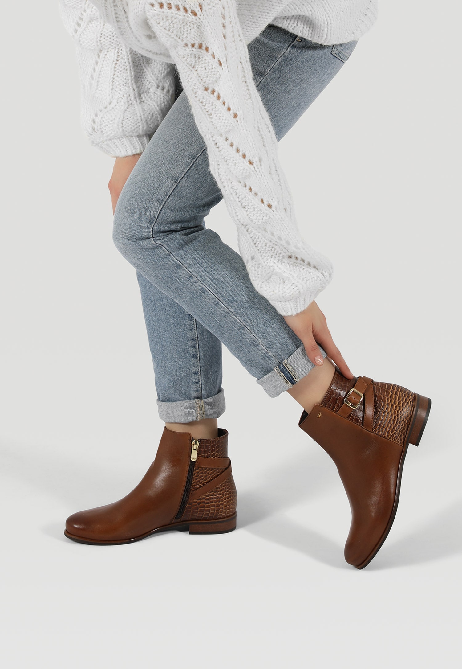 Czarne botki damskie z tłoczonej skóry zapisane na zamek