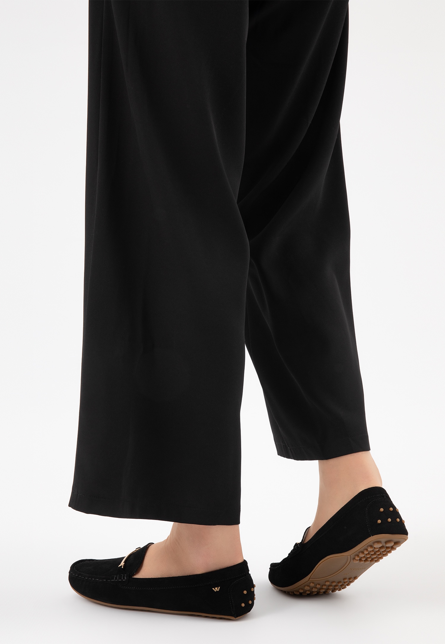 Białe skórzane mokasyny damskie ze złotą ozdobą