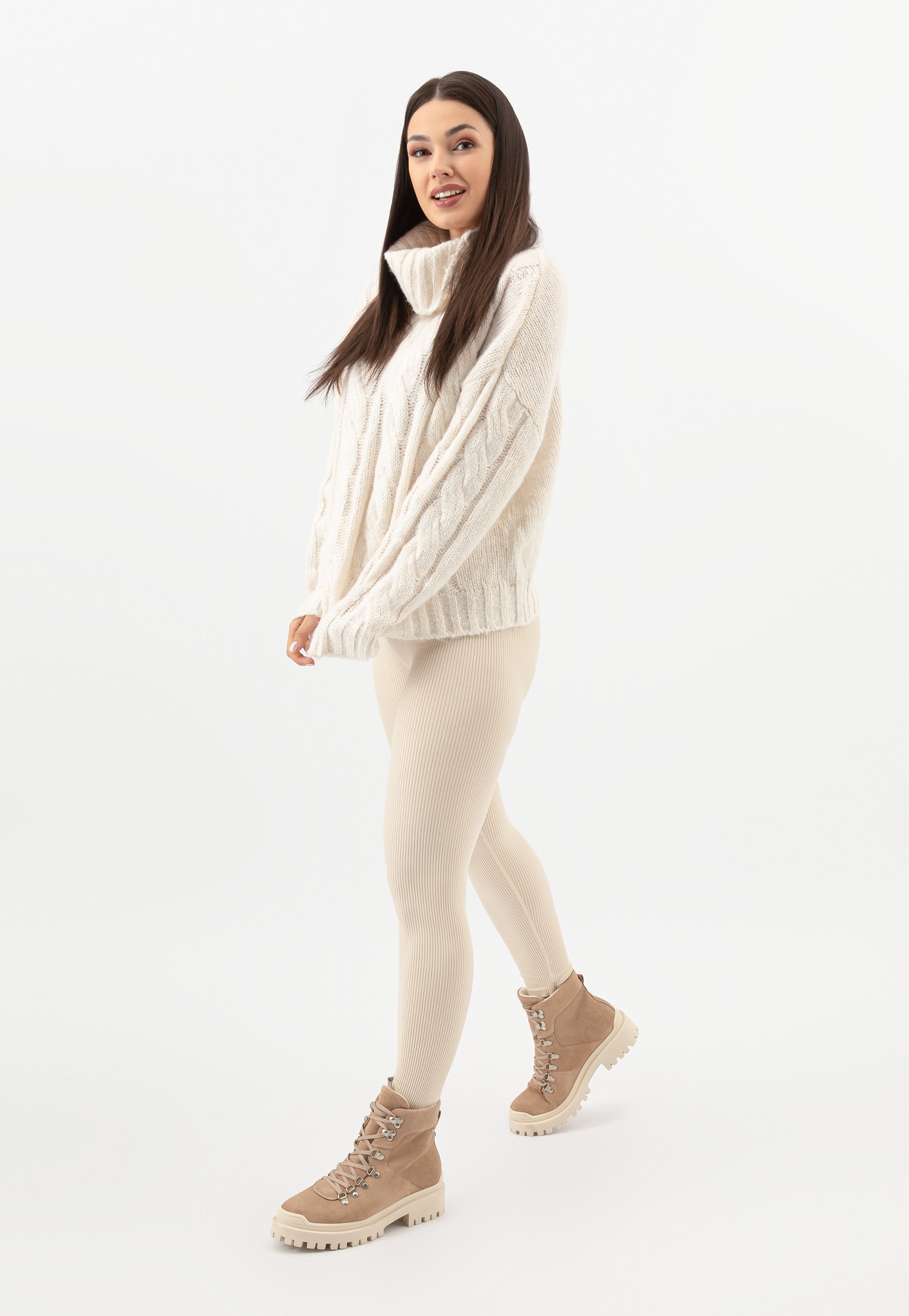 Czarne sznurowane trzewiki damskie z białą podeszwą