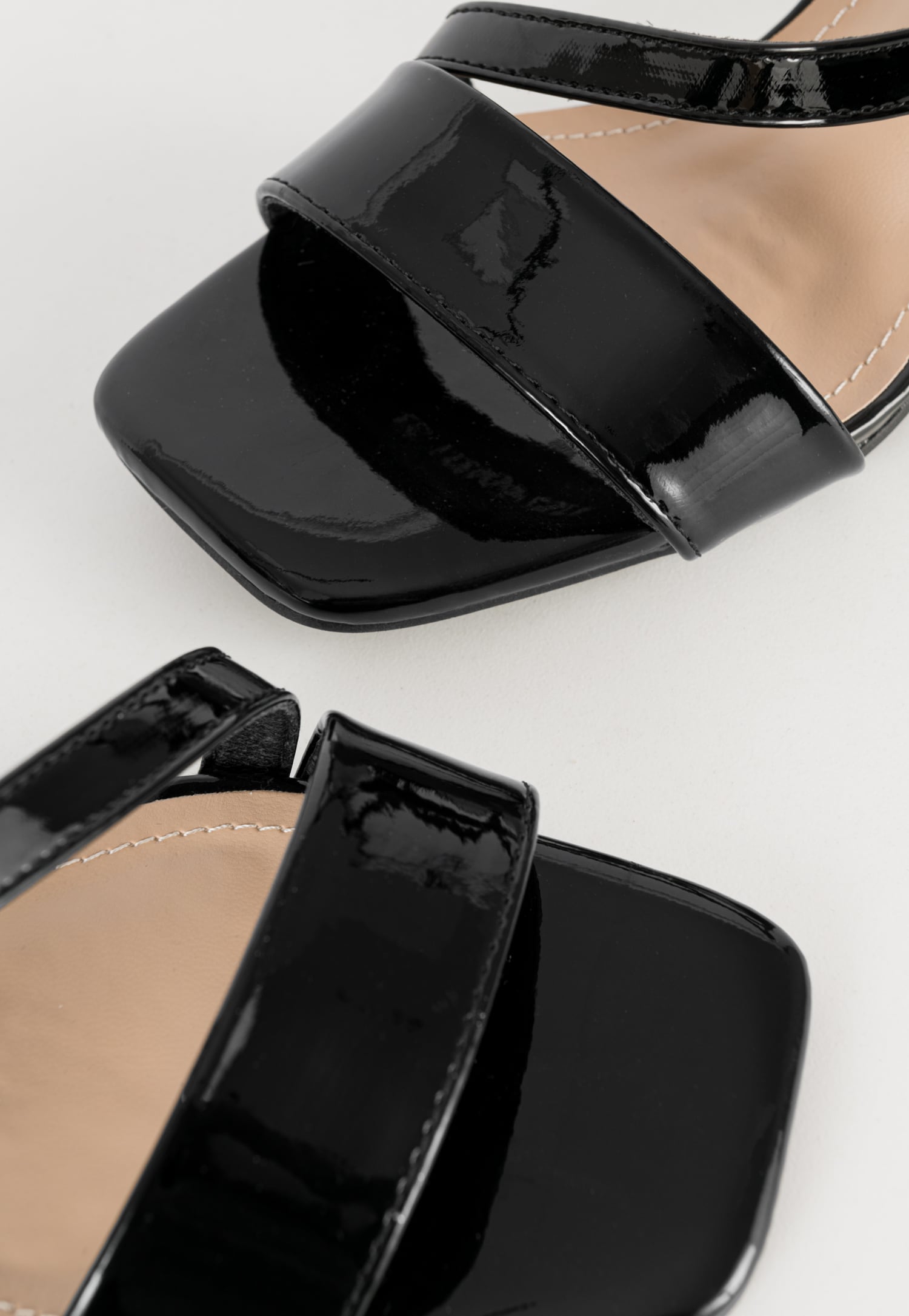 WJS czarne lakierowane sandały damskie na szerokim obcasie