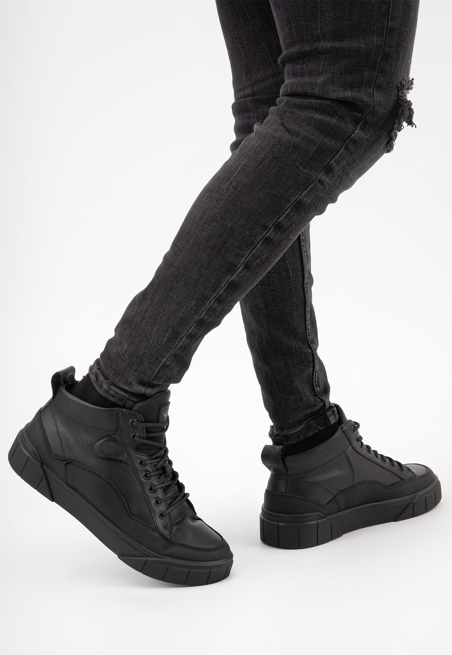 Czarne skórzane trzewiki męskie typu trampki z ociepleniem