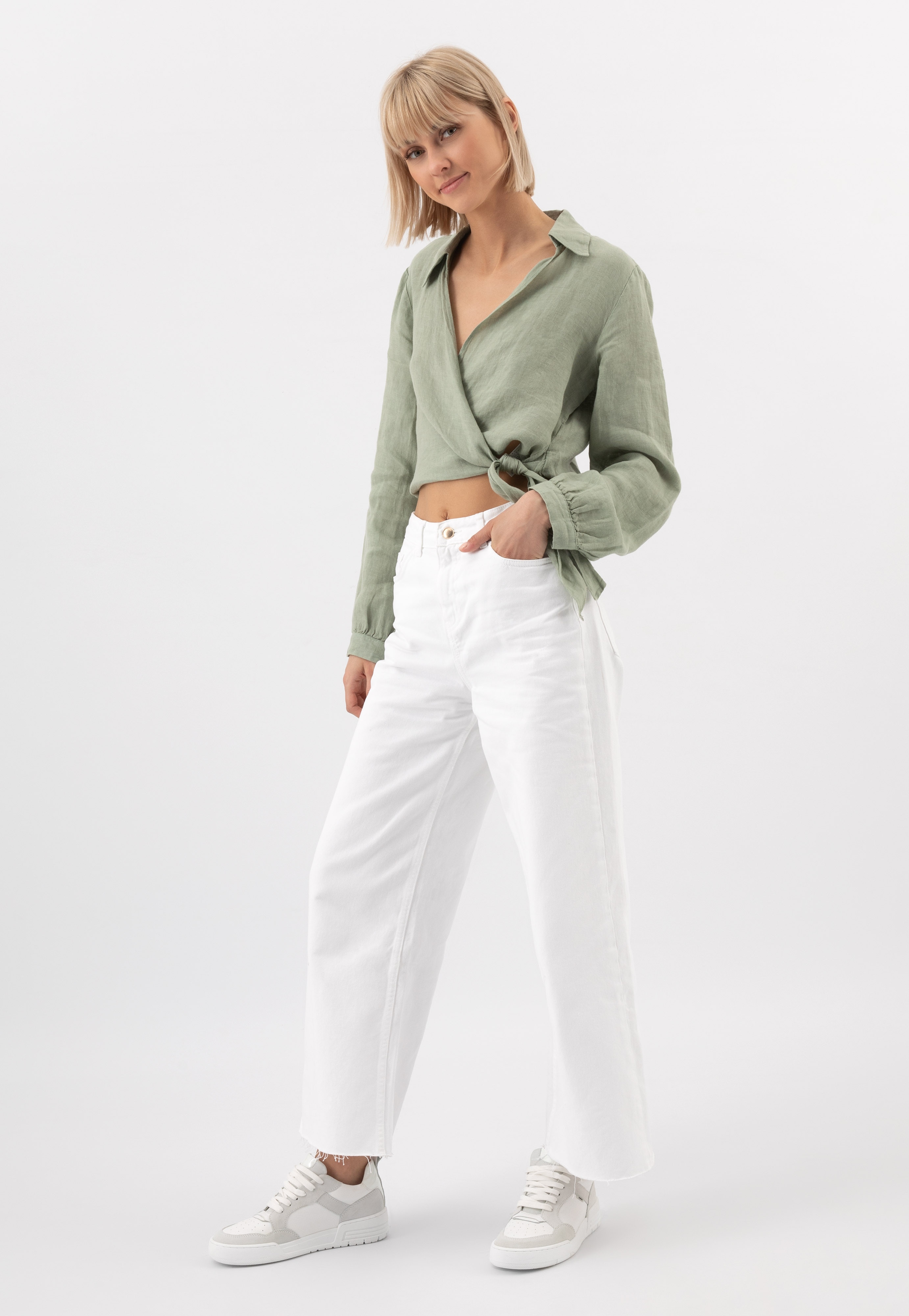 Białe trampki z szarymi elementami