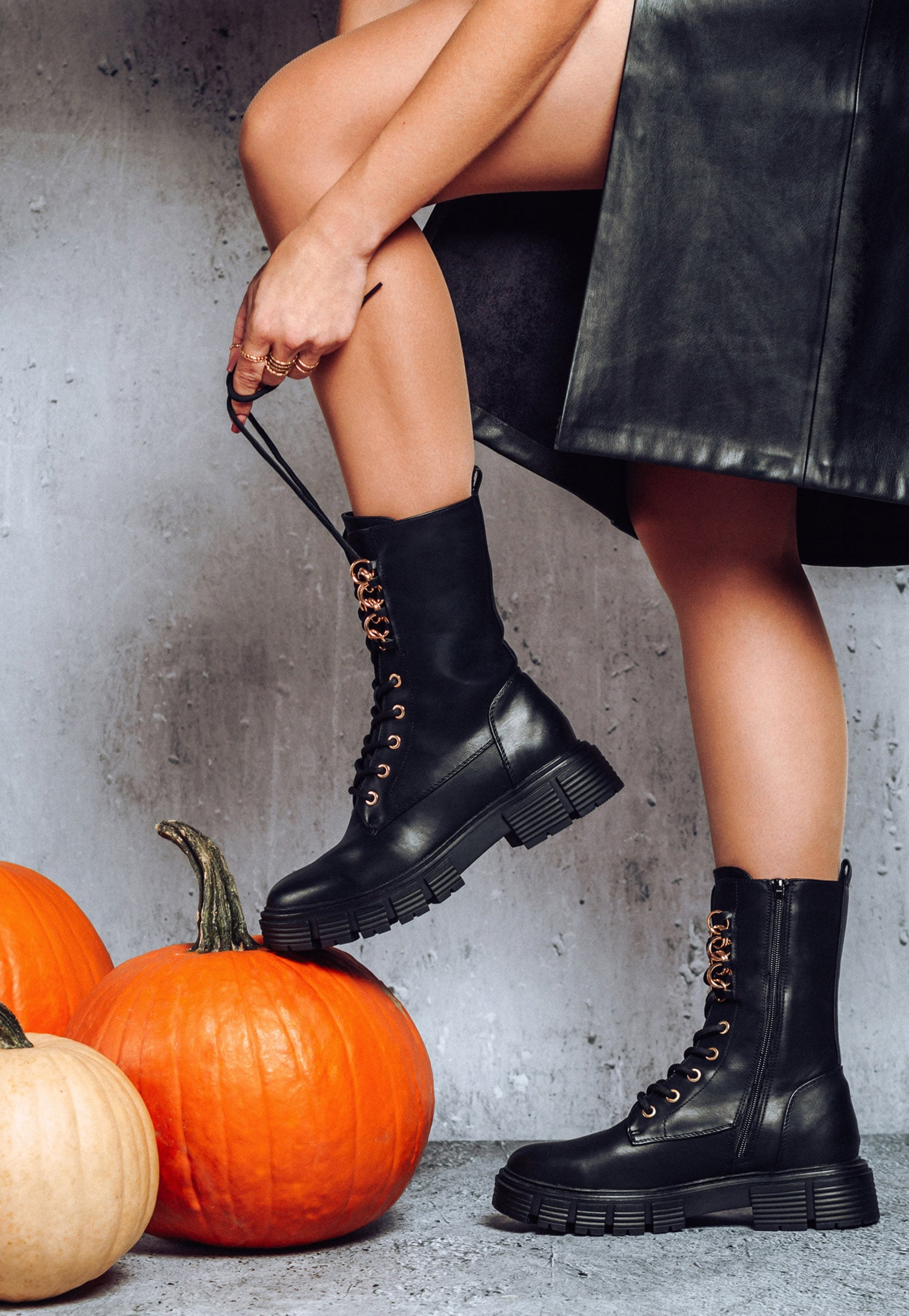 WJS czarne sznurowane trzewiki damskie ze złotymi ozdobnymi kółkami