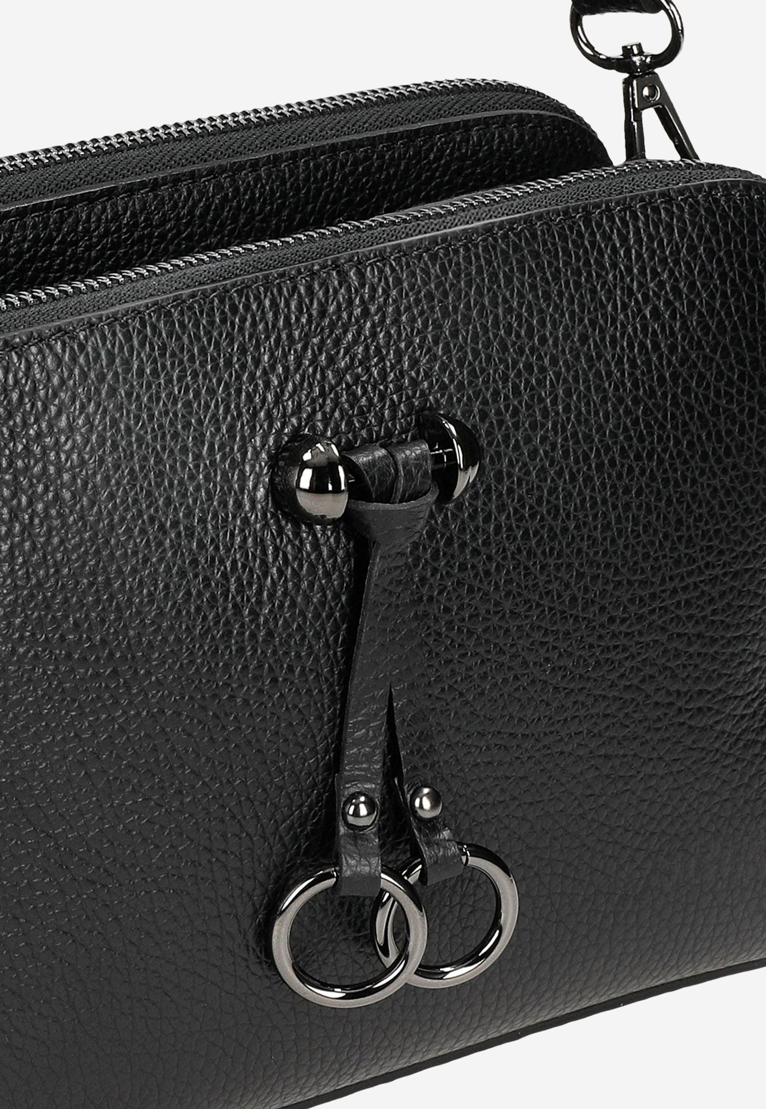 Mała torebka damska z ozdobnymi kółkami na skórzanych paskach