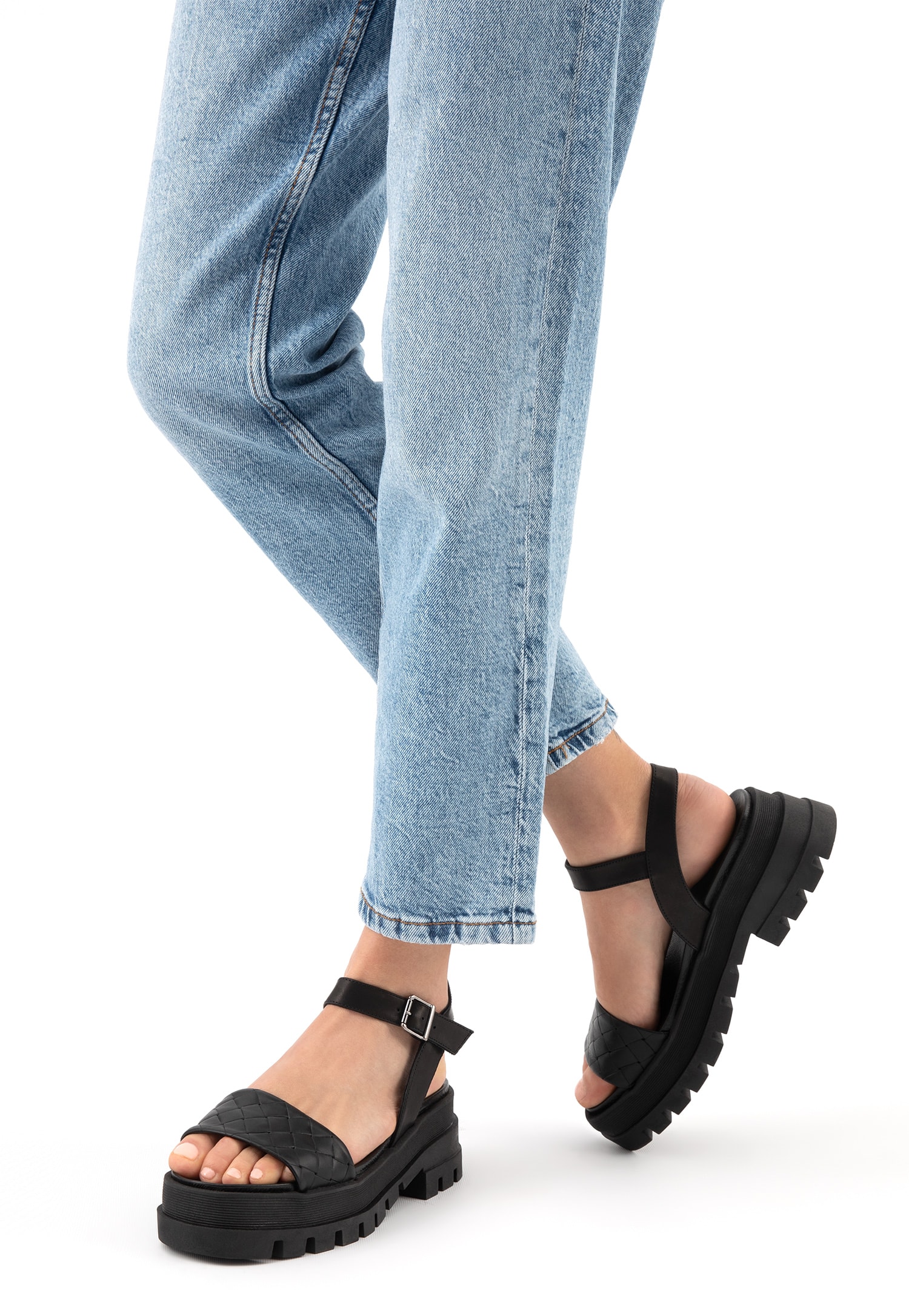 Białe sandały damskie z pikowanym paskiem