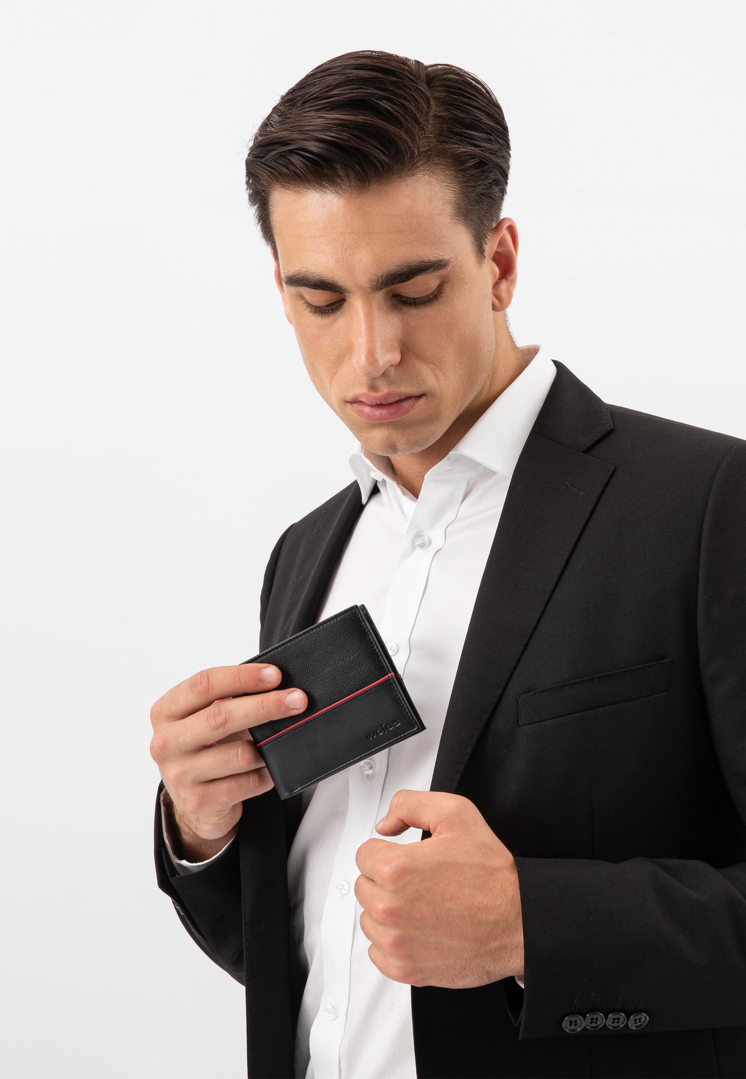 Czarny portfel męski z czerwonym paskiem