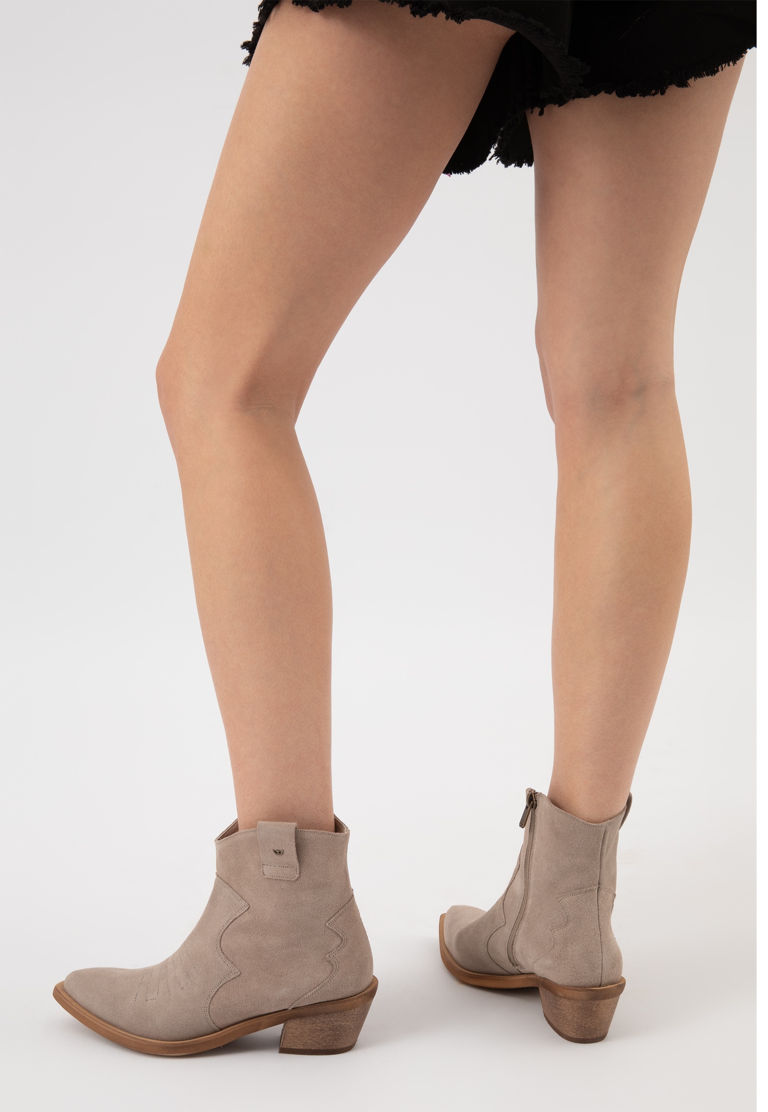 Beżowe kowbojki damskie na ściętym obcasie