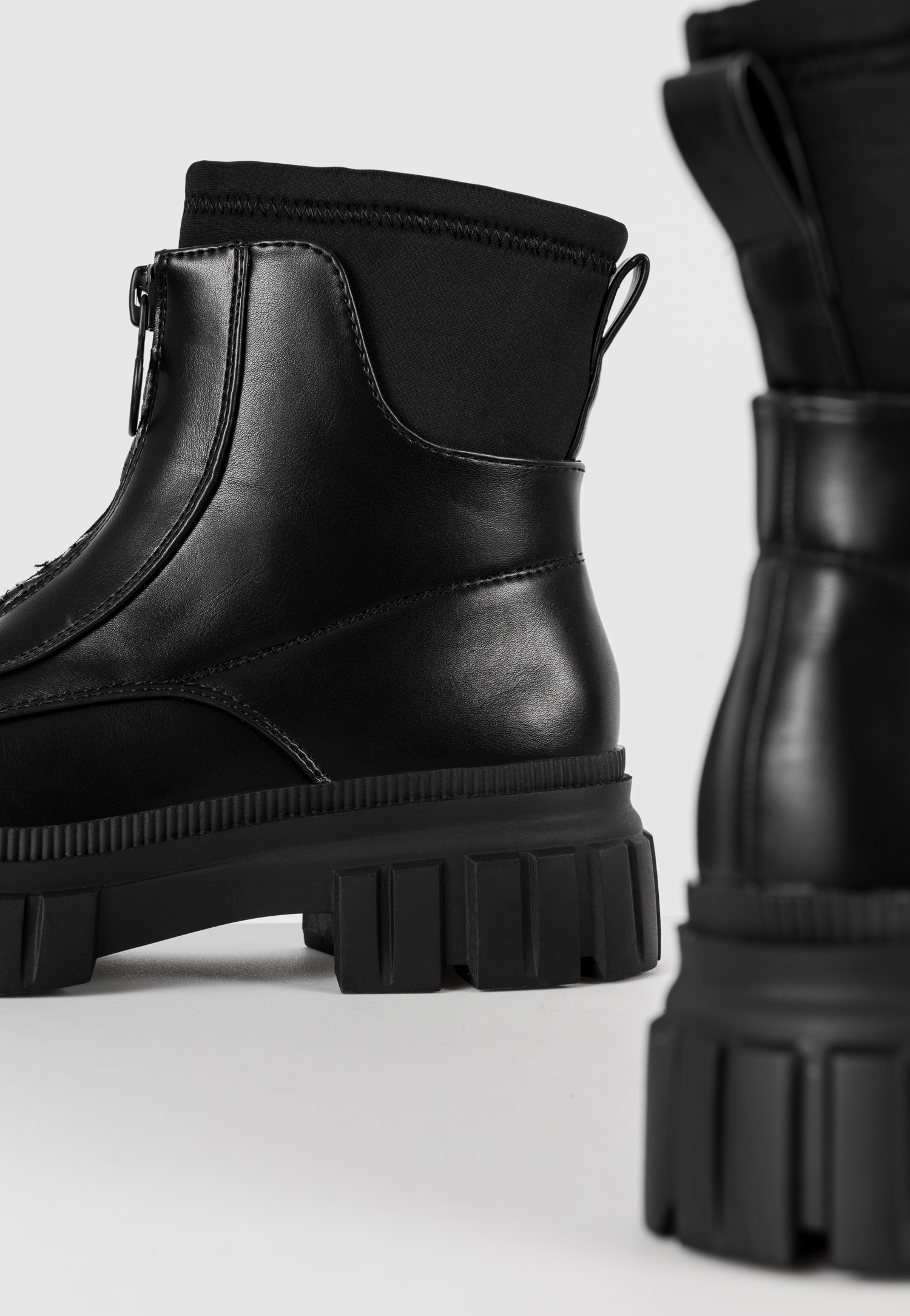 WJS czarne botki z zamkiem z przodu