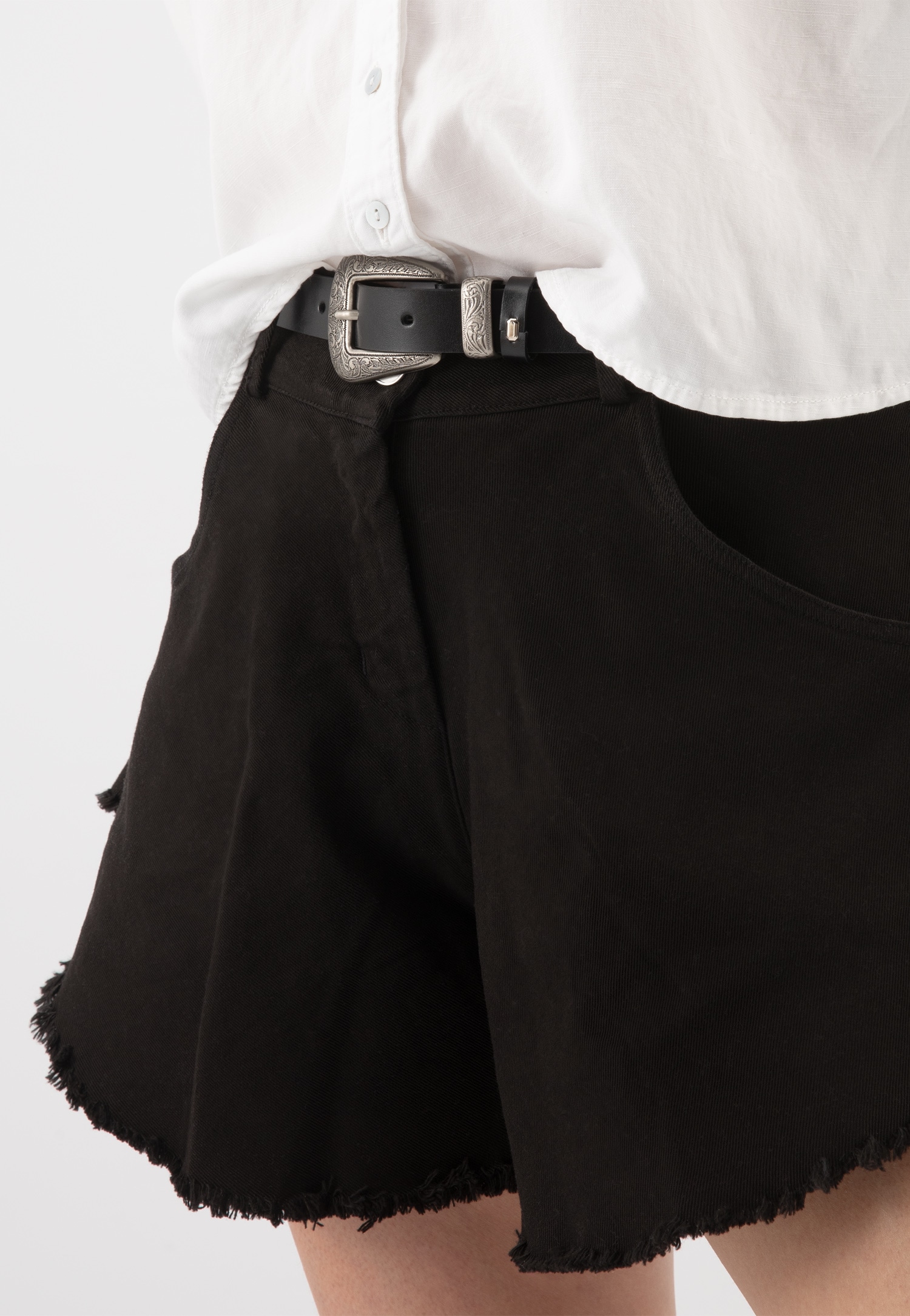 Brązowy pasek z ozdobnym tłoczeniem na klamrze