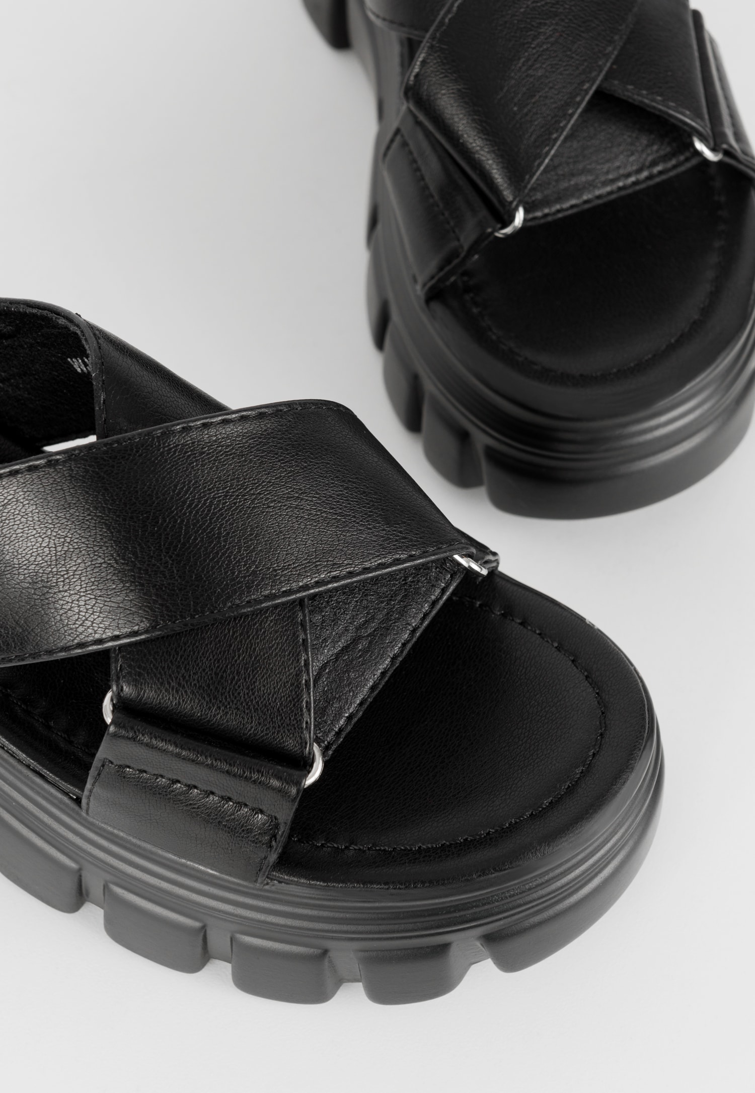 WJS czarne masywne sandały na platformie