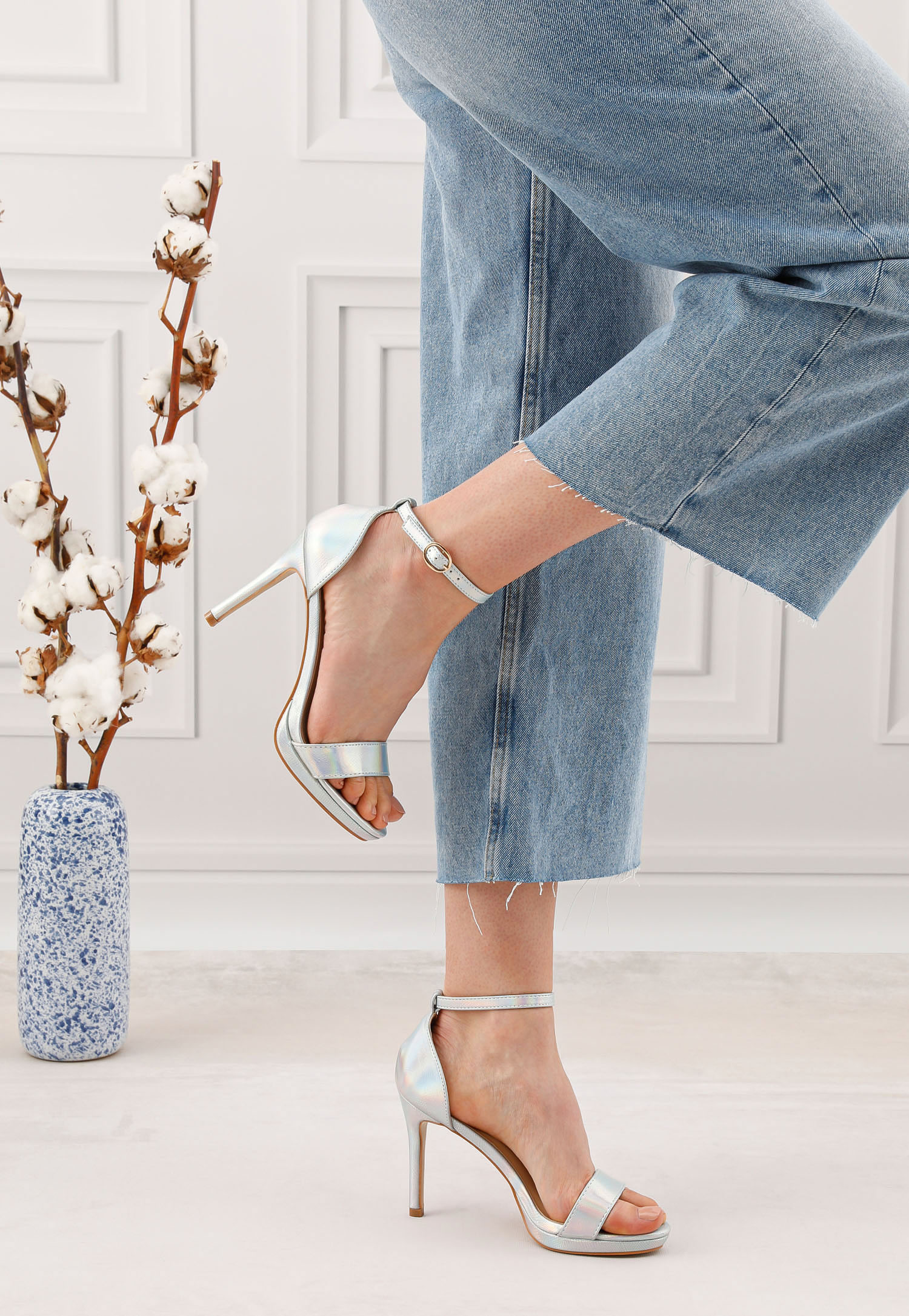 WJS srebrne holograficzne sandały damskie na słupku