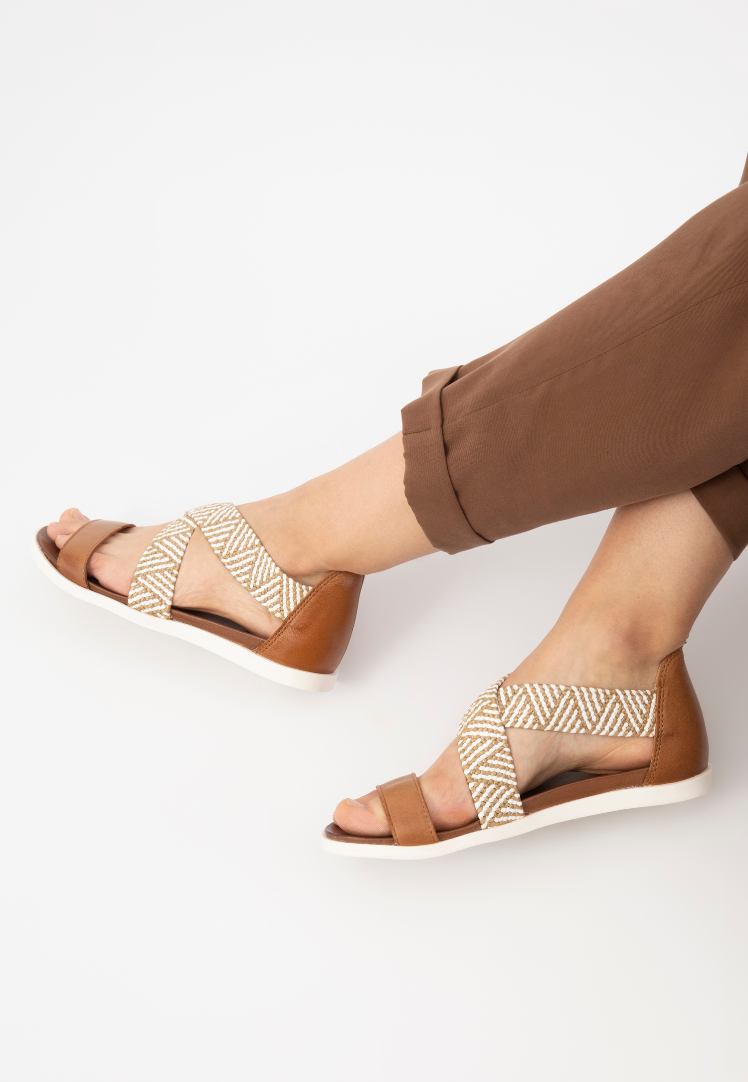 Czarne sandały damskie z zakrytą piętą i plecionymi paskami