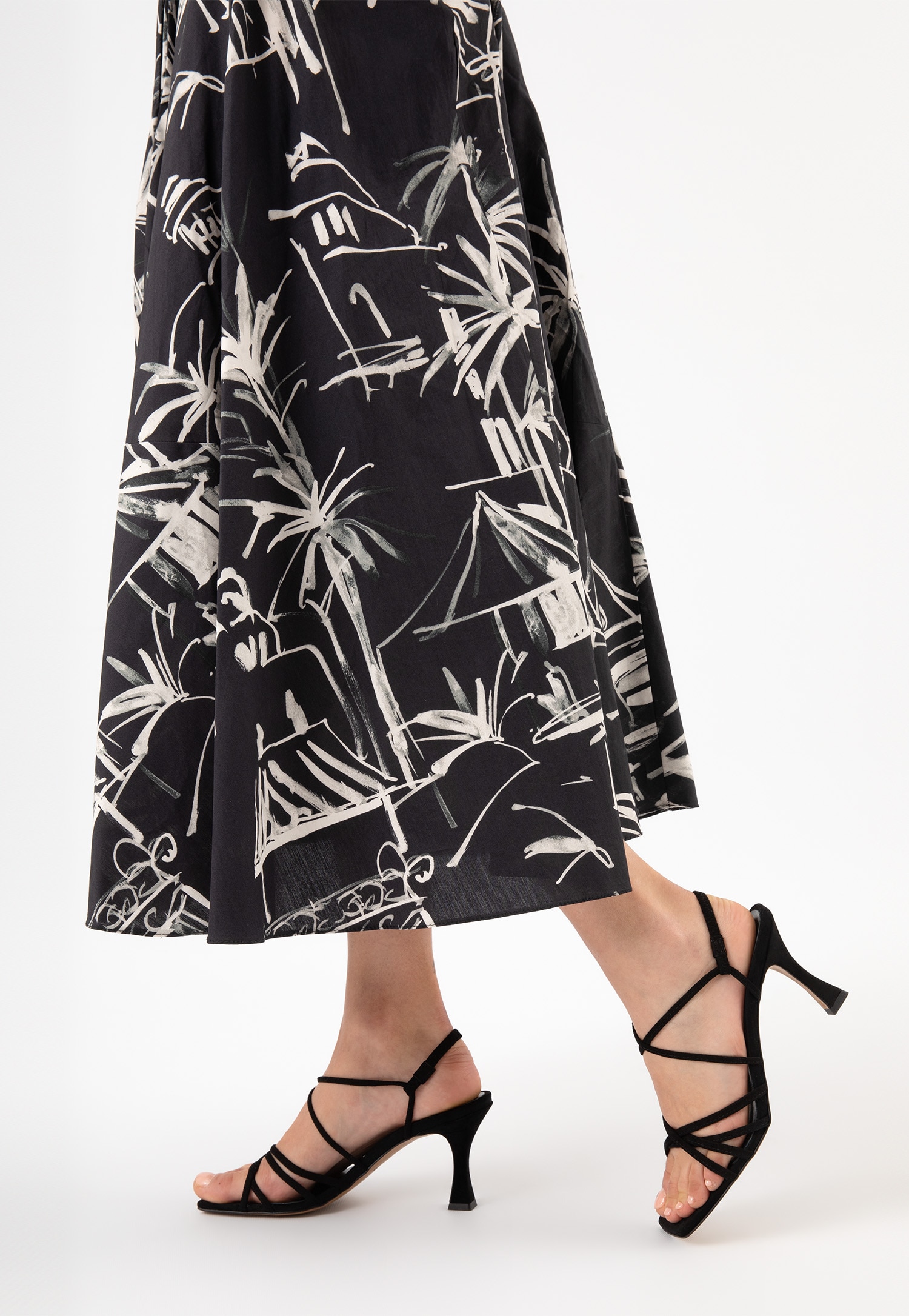 Czarne sandały na obcasie z przeplatanymi paskami