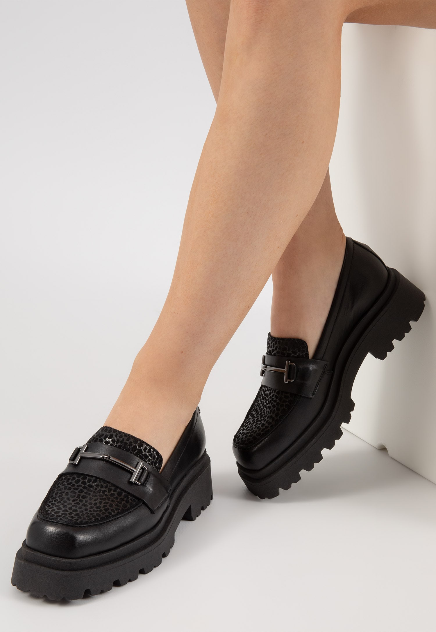 Czarne damskie mokasyny horsebit z ozdobnym motywem w cętki