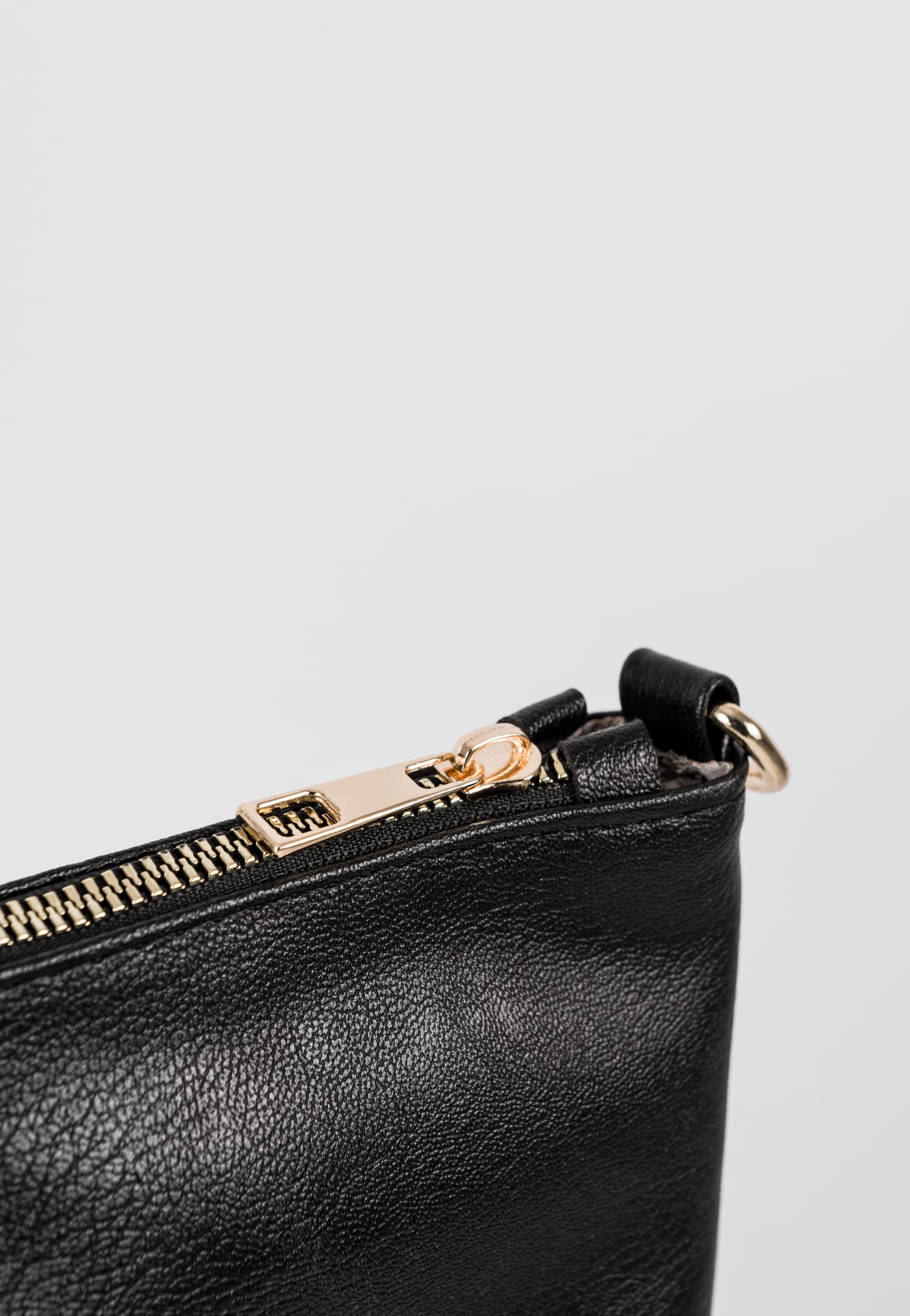 WJS czarne etui pikowane w jodełkę