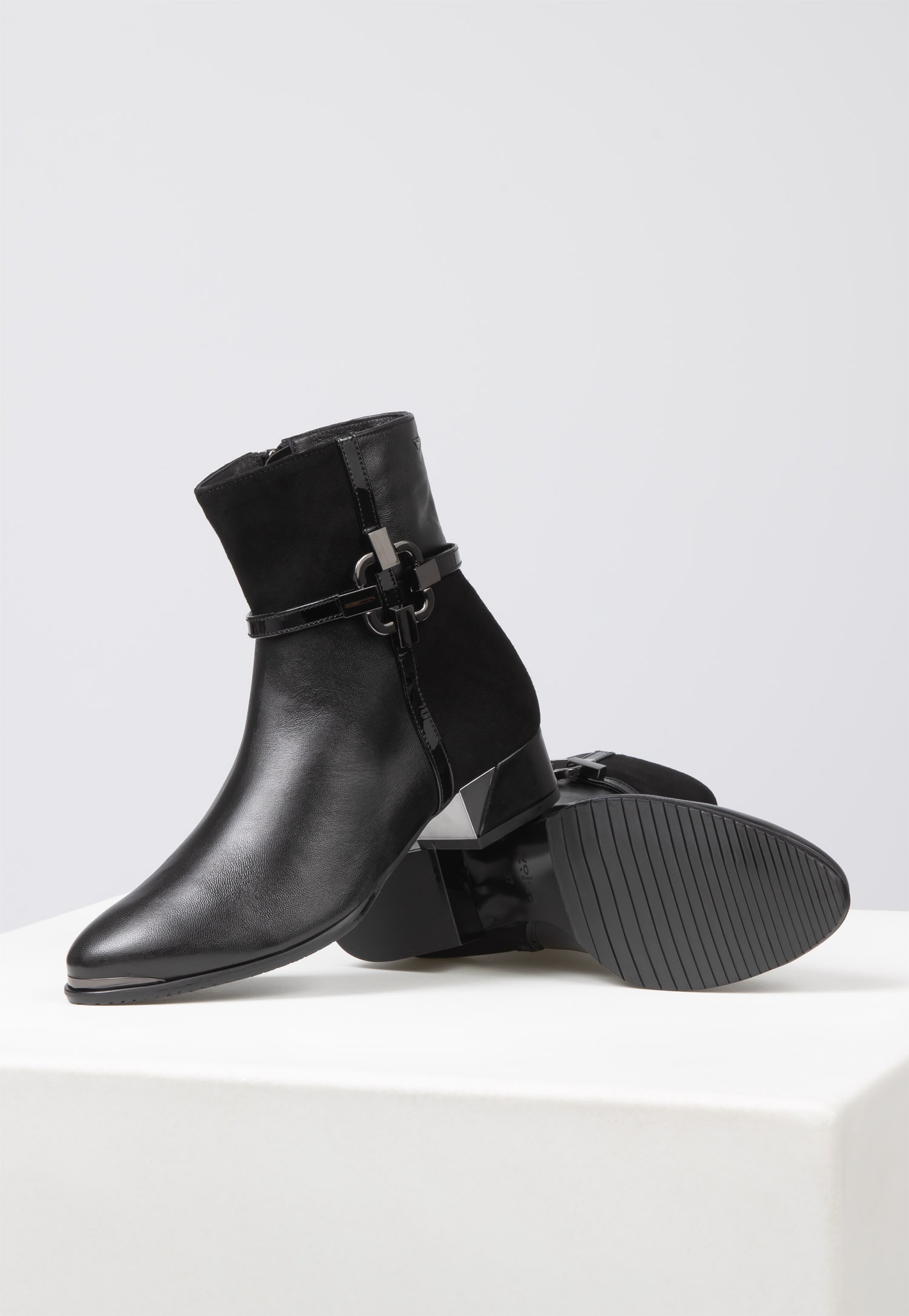 Czarne botki damskie PREMIUM z łączonych skór i z metalową ozdobą