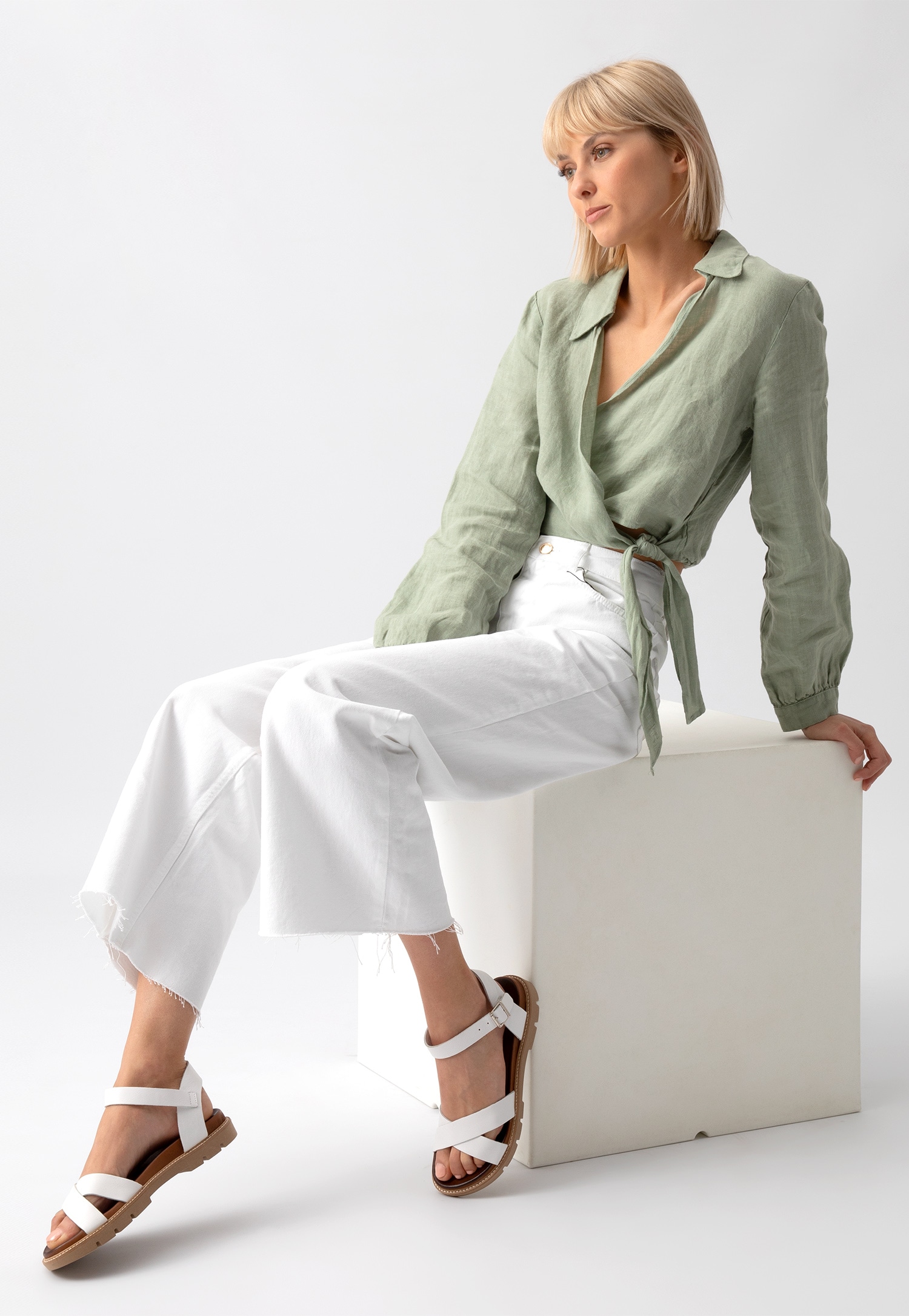 Białe sandały damskie na płaskiej brązowej podeszwie