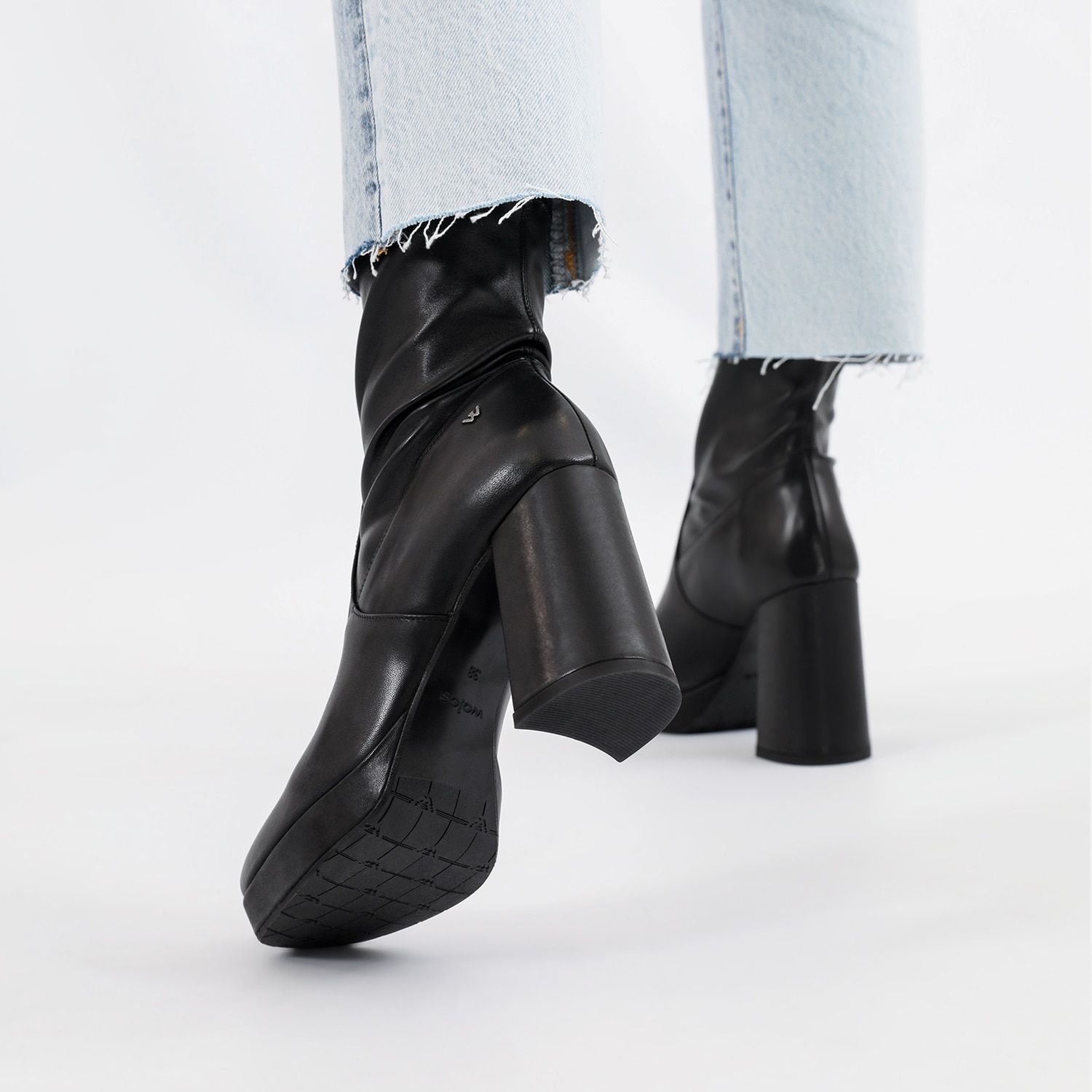 Czarne botki damskie na słupku w modowym wydaniu