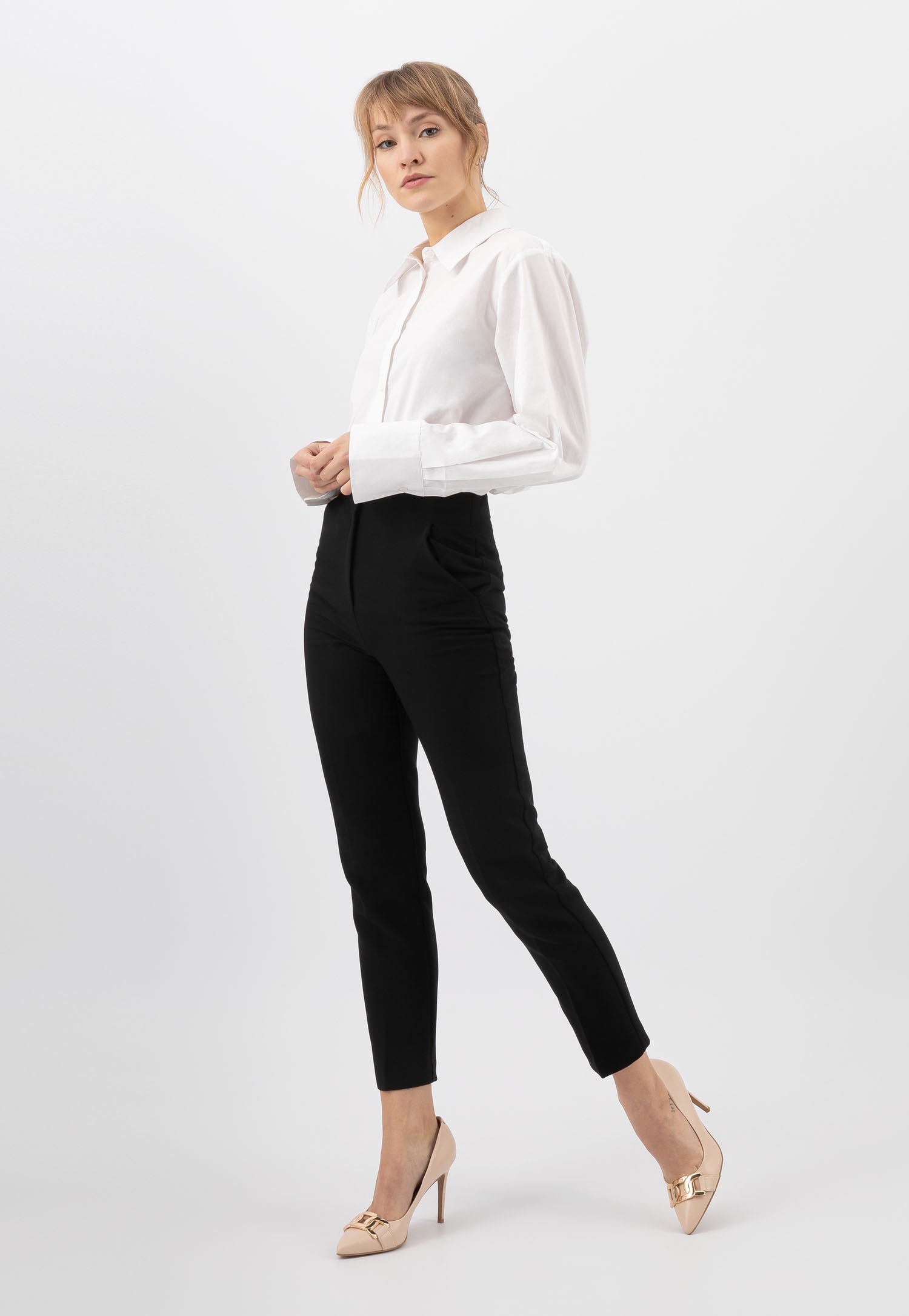 Czarne skórzane czółenka damskie na szpilce ze złotym łańcuchem