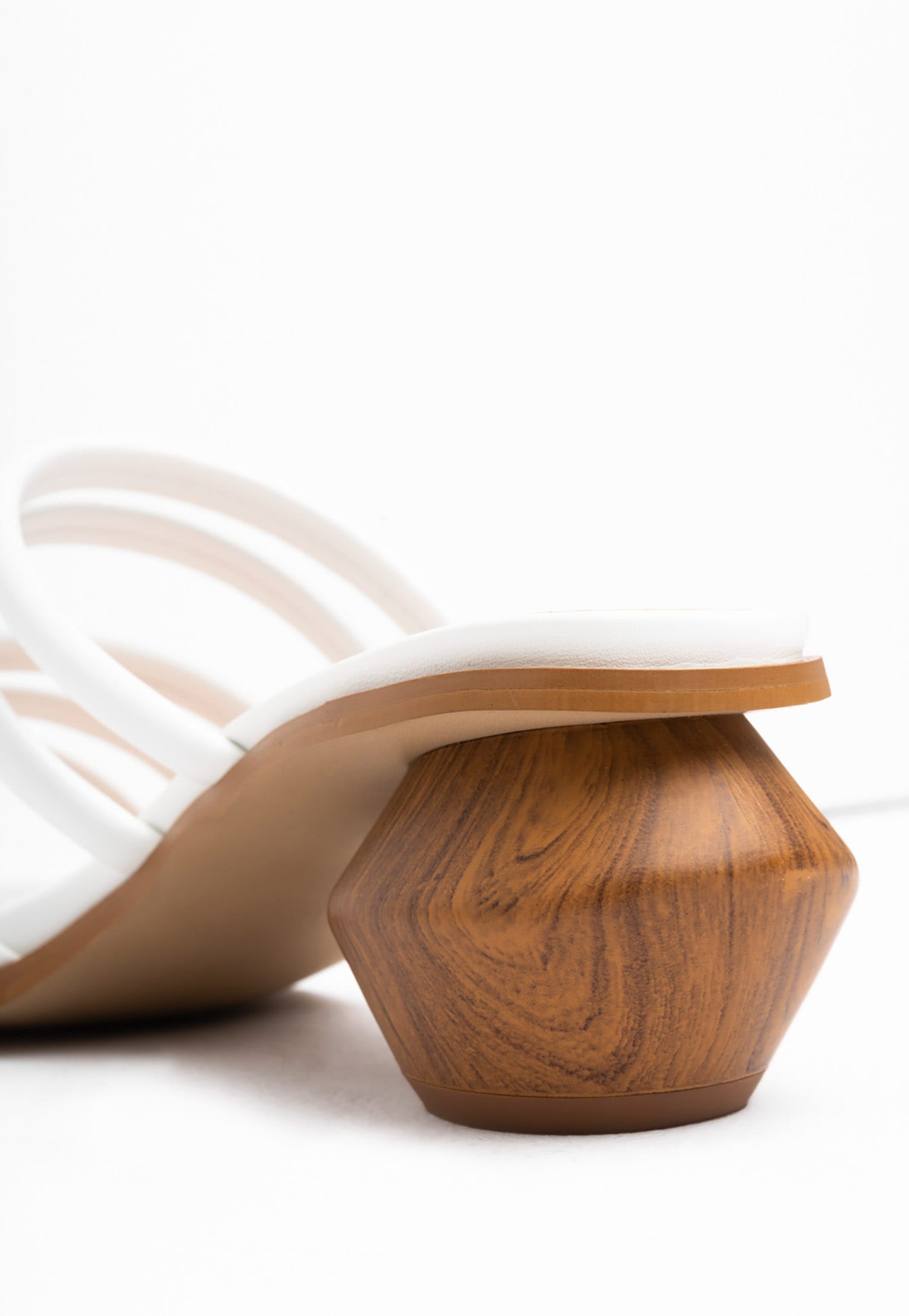 WJS klapki damskie z czarnymi delikatnymi paskami