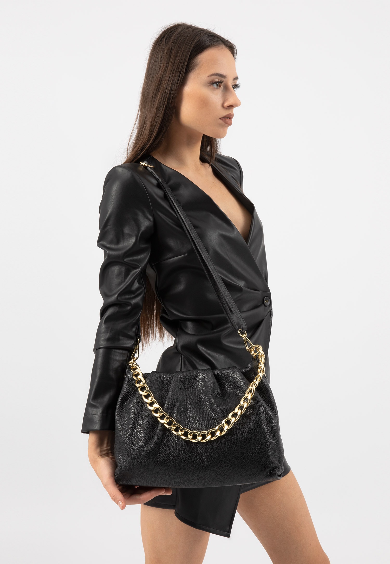 Bezowa skórzana torebka damska ze złotym łańcuchem