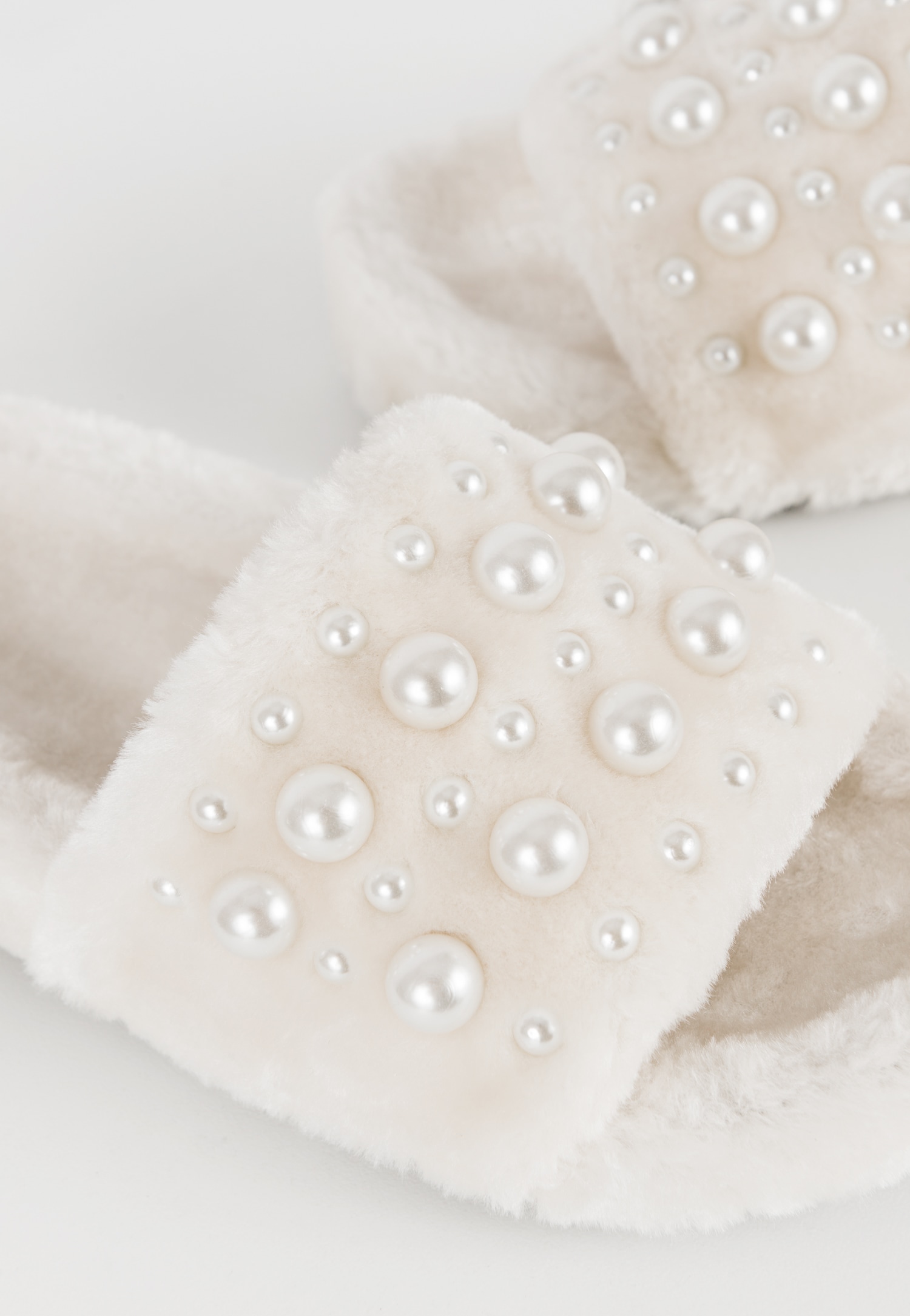 WJS puchate kapcie damskie off-white z perełkami