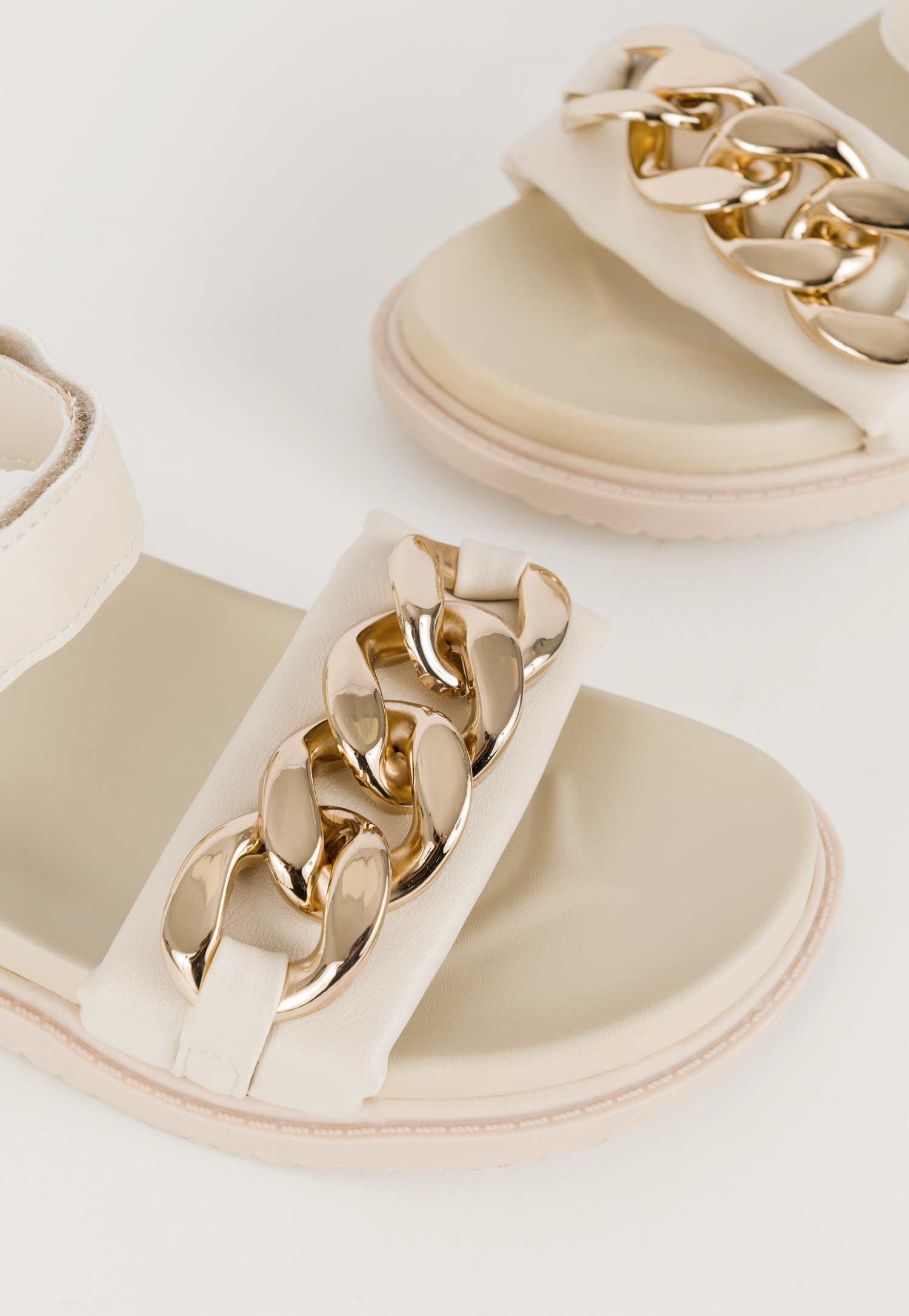 WJS płaskie beżowe sandały damskie z łańcuchem