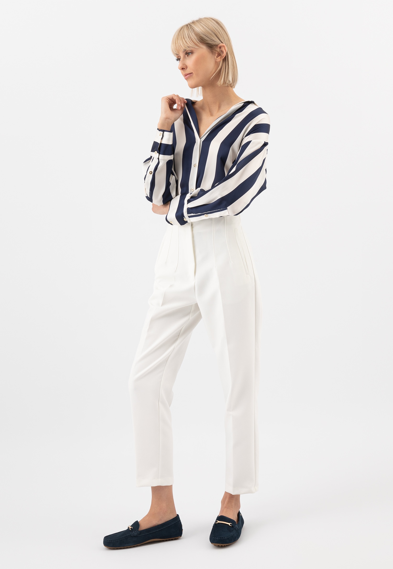 Białe skórzane mokasyny damskie ze złotą ozdobą