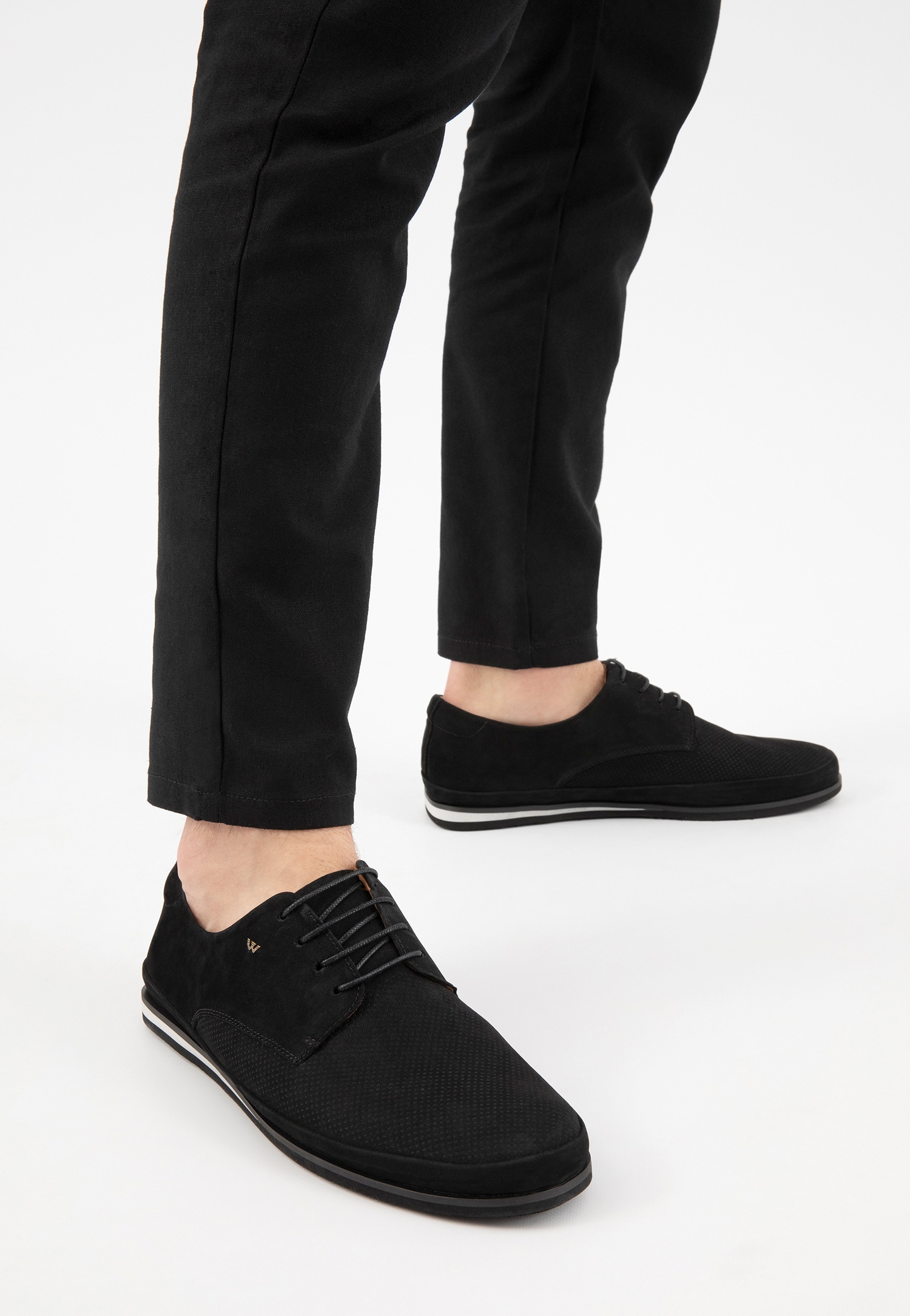 Czarne skórzane półbuty męskie na płaskiej podeszwie