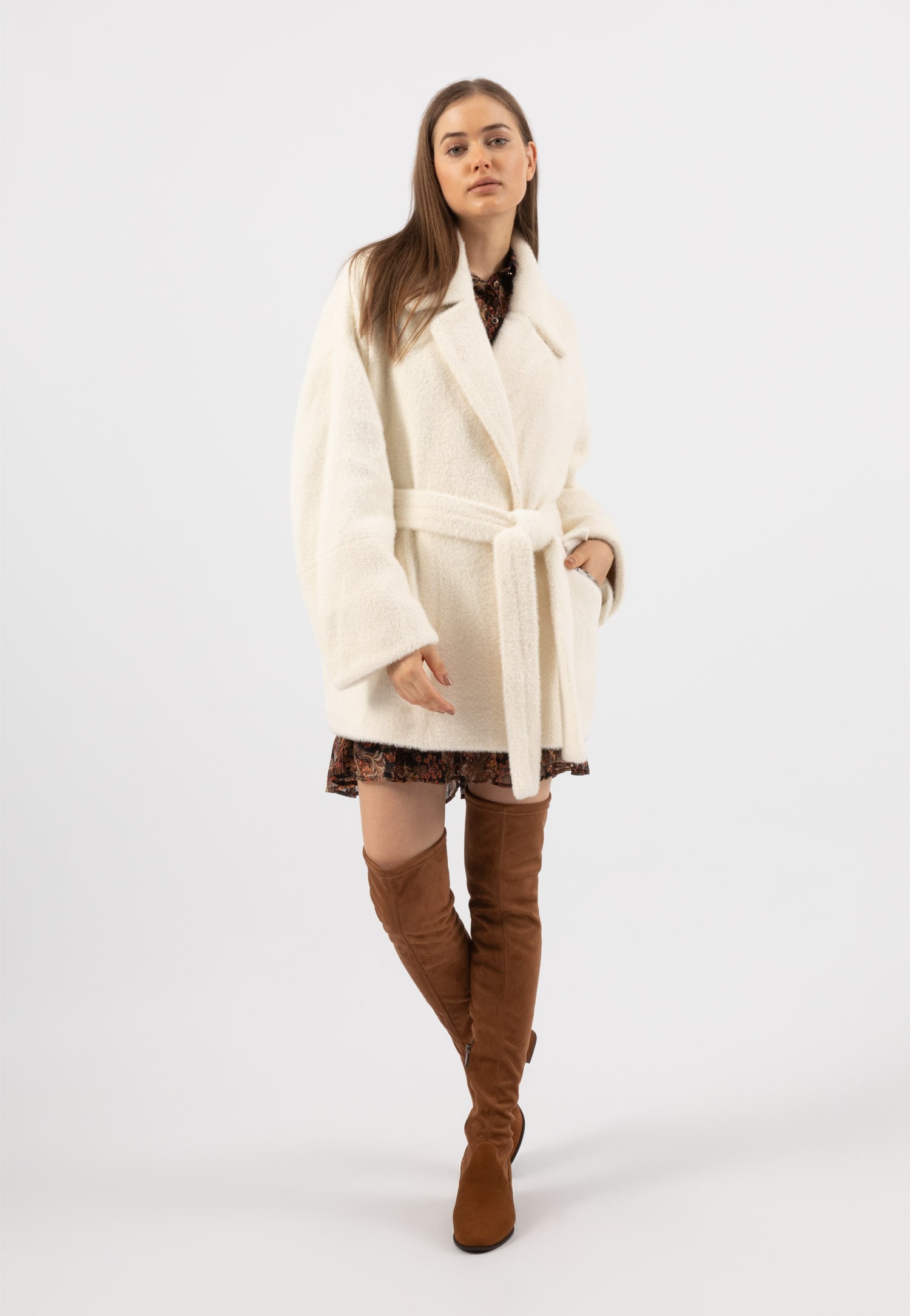 RELAKS krótki puchaty płaszcz damski w kolorze ecru