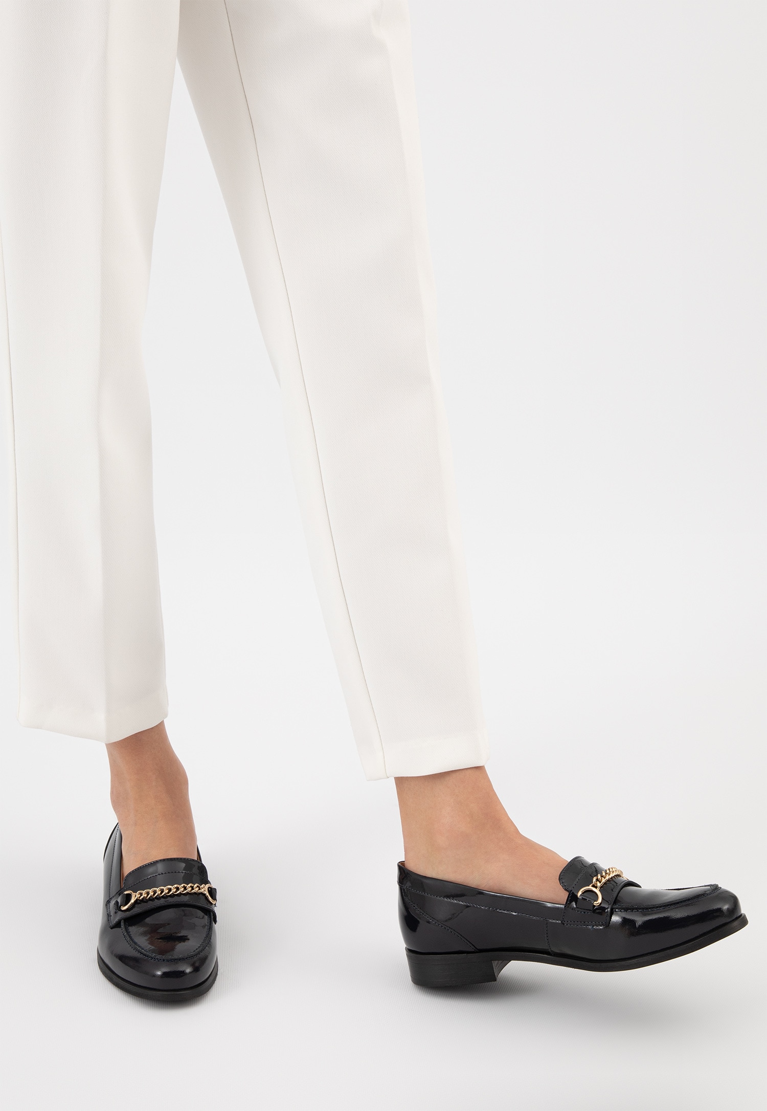 Granatowe mokasyny damskie ze skóry lakierowanej