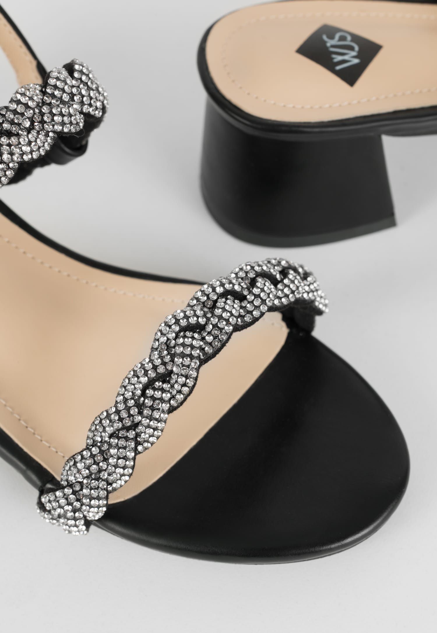 WJS czarne sandały damskie z plecionymi błyszczącymi paskami