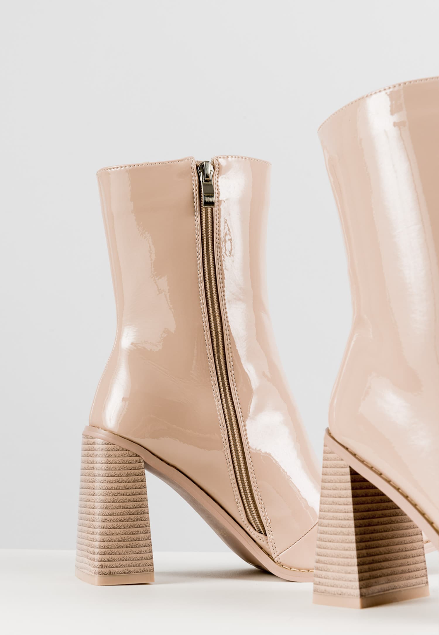 WJS beżowe lakierowane botki z noskiem w szpic