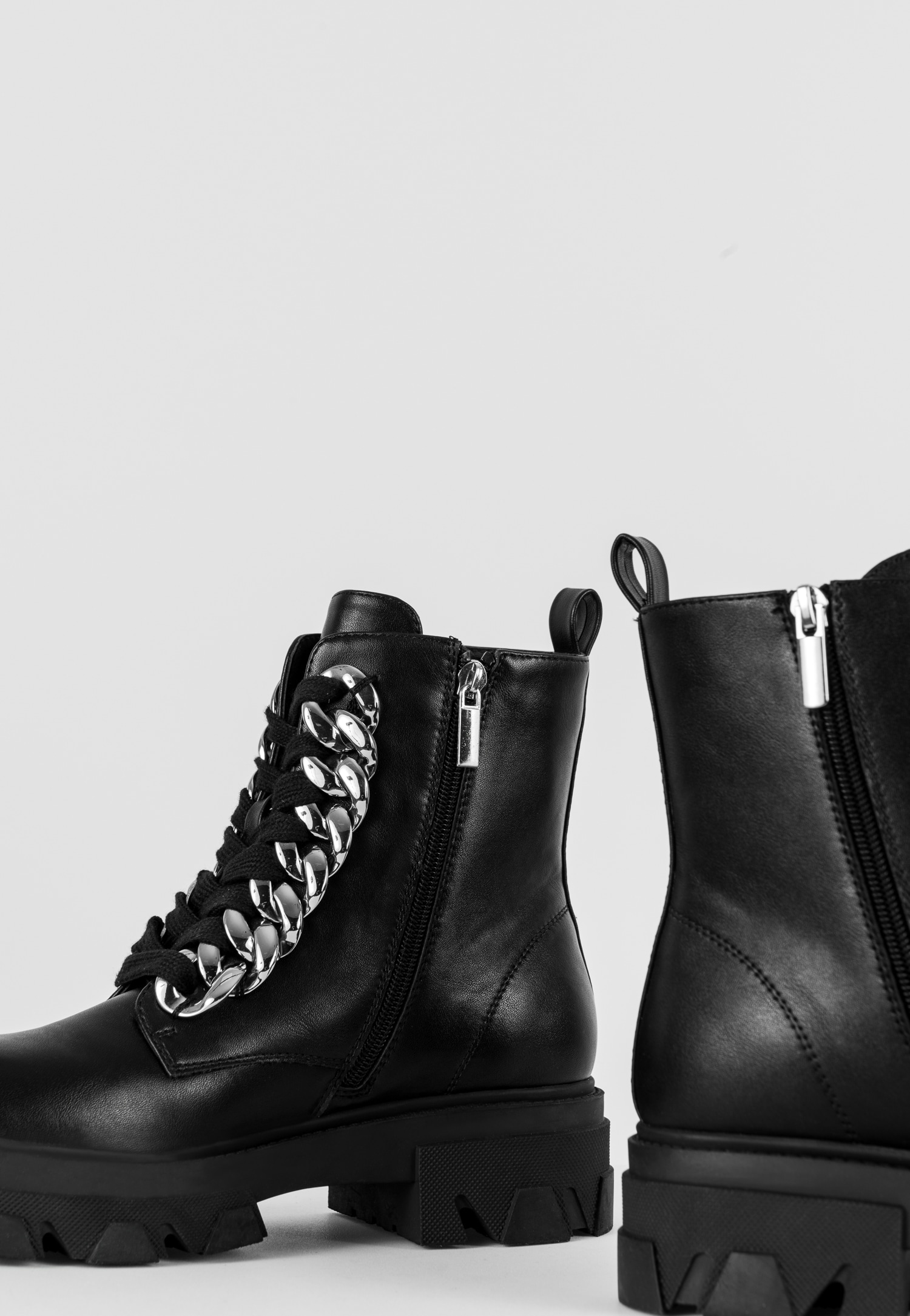 WJS czarne trzewiki damskie ze srebrnymi łańcuchami