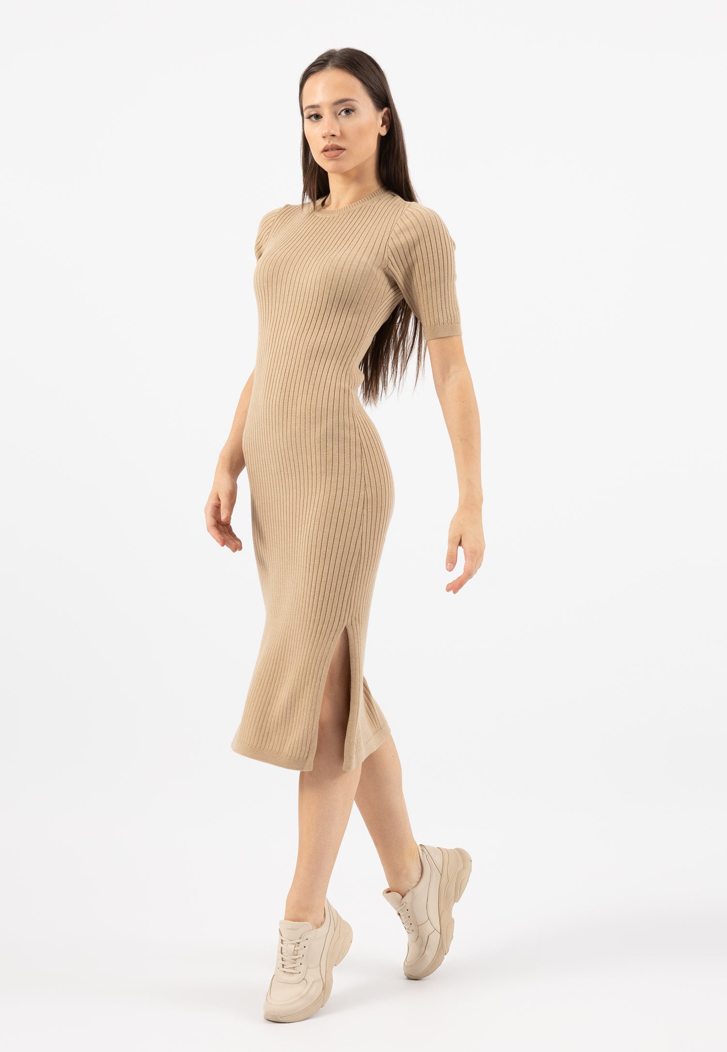 Beżowe skórzane sneakersy damskie na wysokiej podeszwie