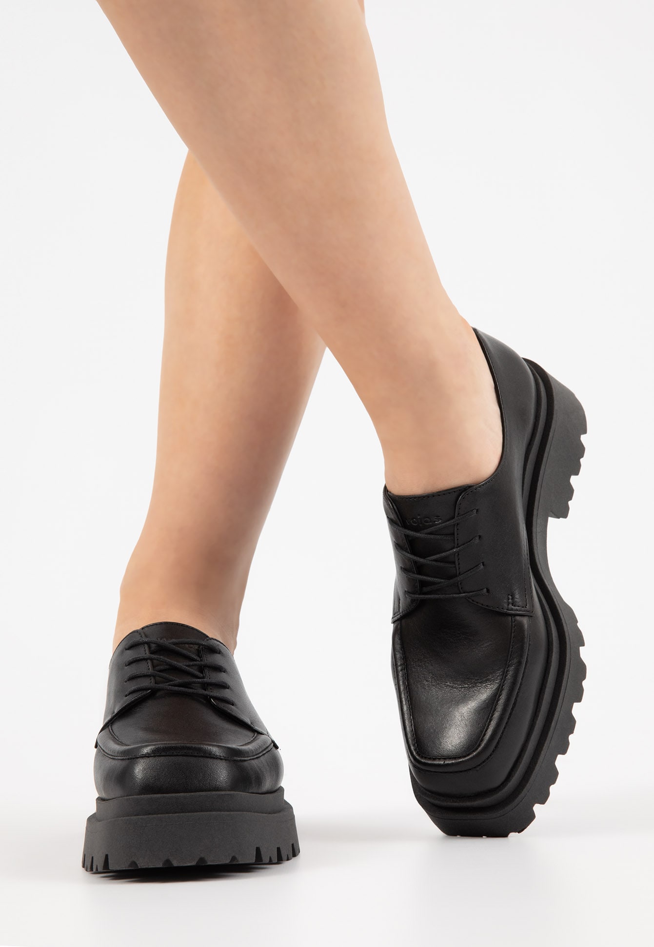 Czarne sznurowane półbuty damskie ze skóry licowej